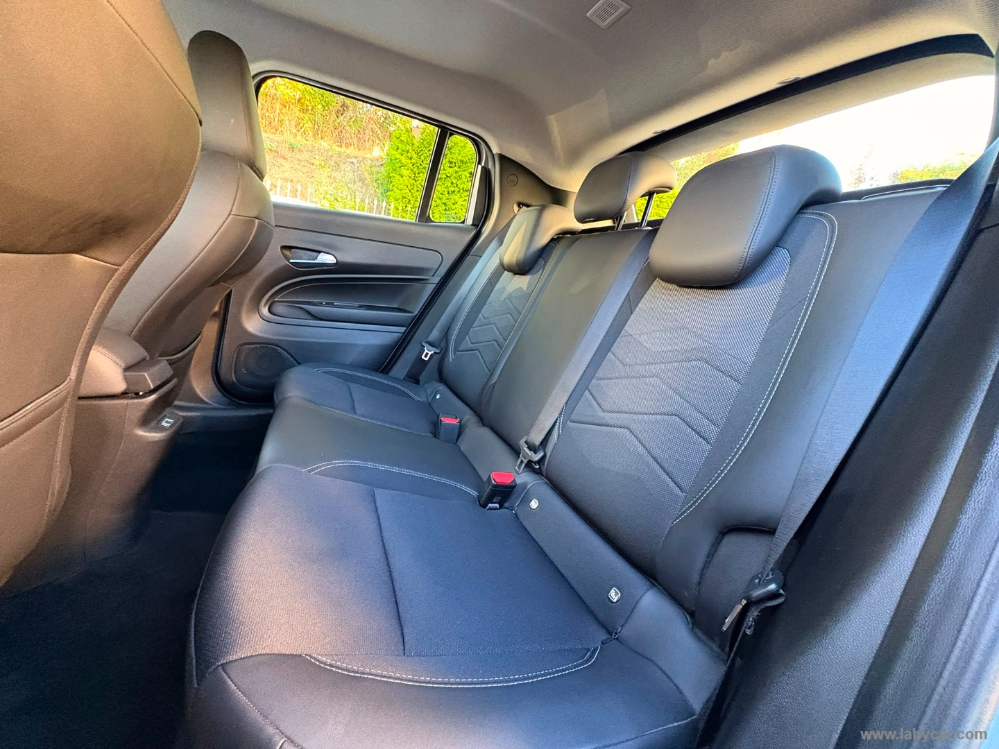 Jeep Avenger 1.2 Turbo Altitude - Immagine 12