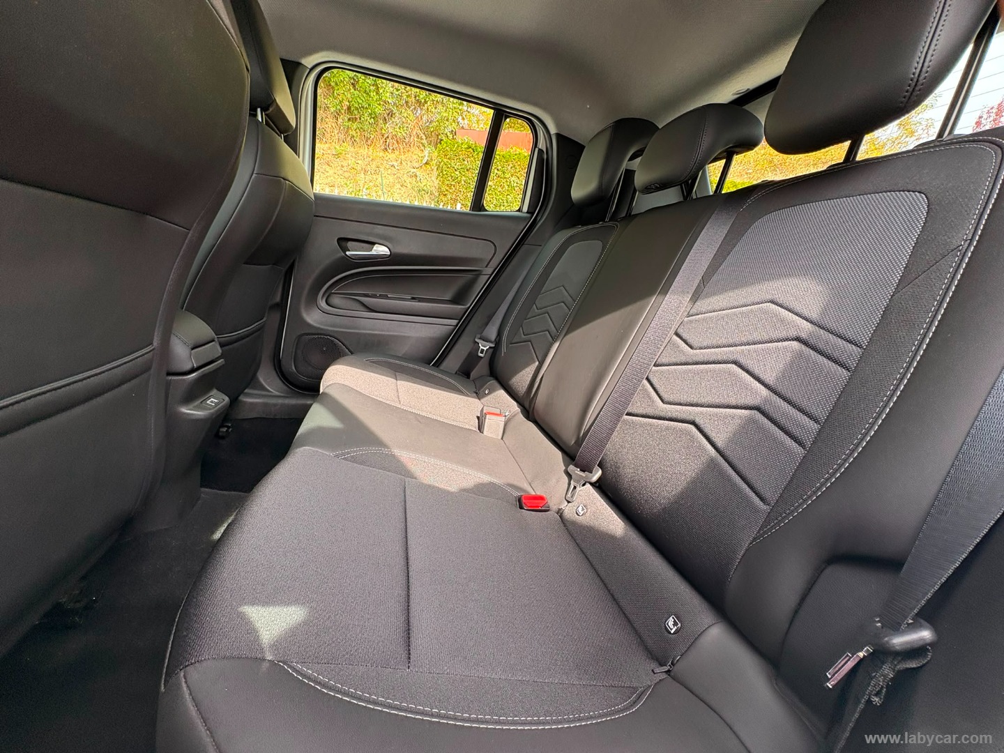 Jeep Avenger 1.2 Turbo Altitude - Immagine 12