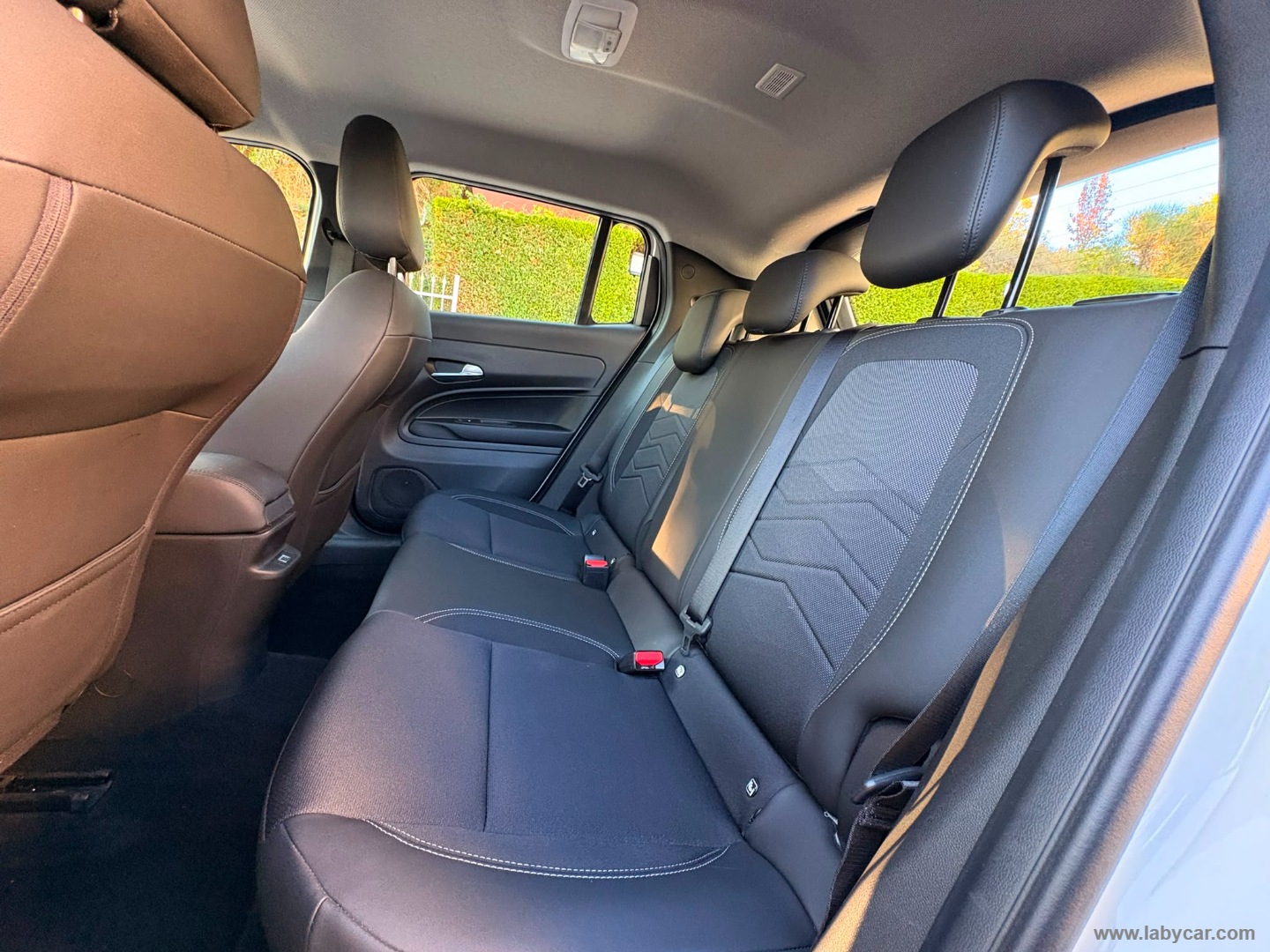 Jeep Avenger 1.2 Turbo Altitude - Immagine 12