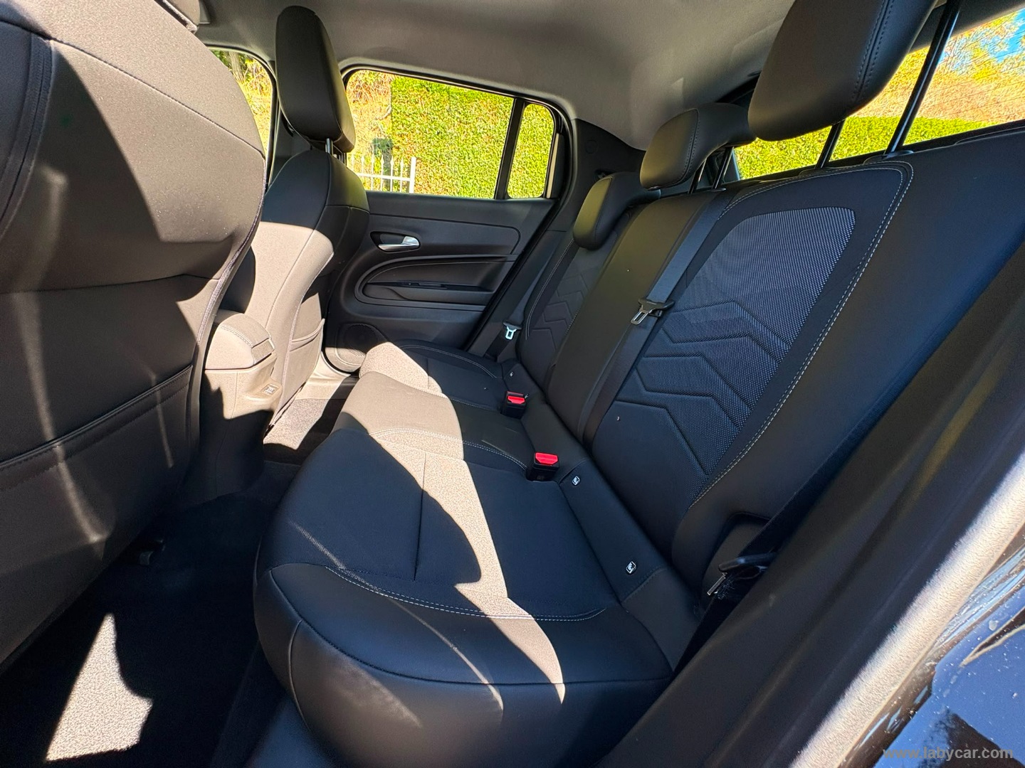 Jeep Avenger 1.2 Turbo Altitude - Immagine 12
