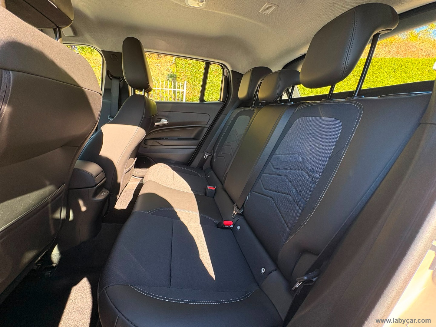 Jeep Avenger 1.2 Turbo Altitude - Immagine 12