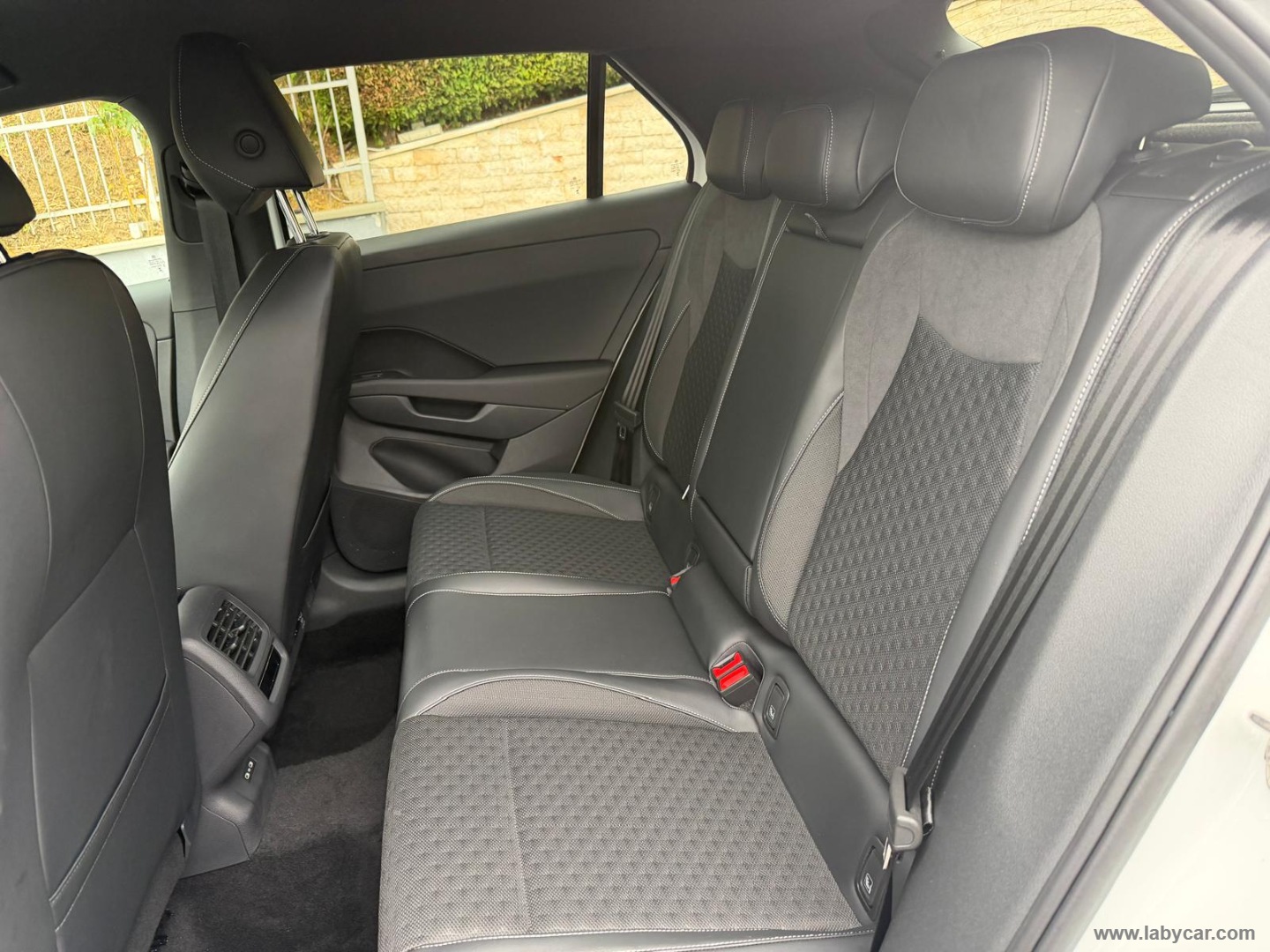 Volkswagen T-Roc 1.5 eTSI ACT 150 CV DSG R-Line - Immagine 12