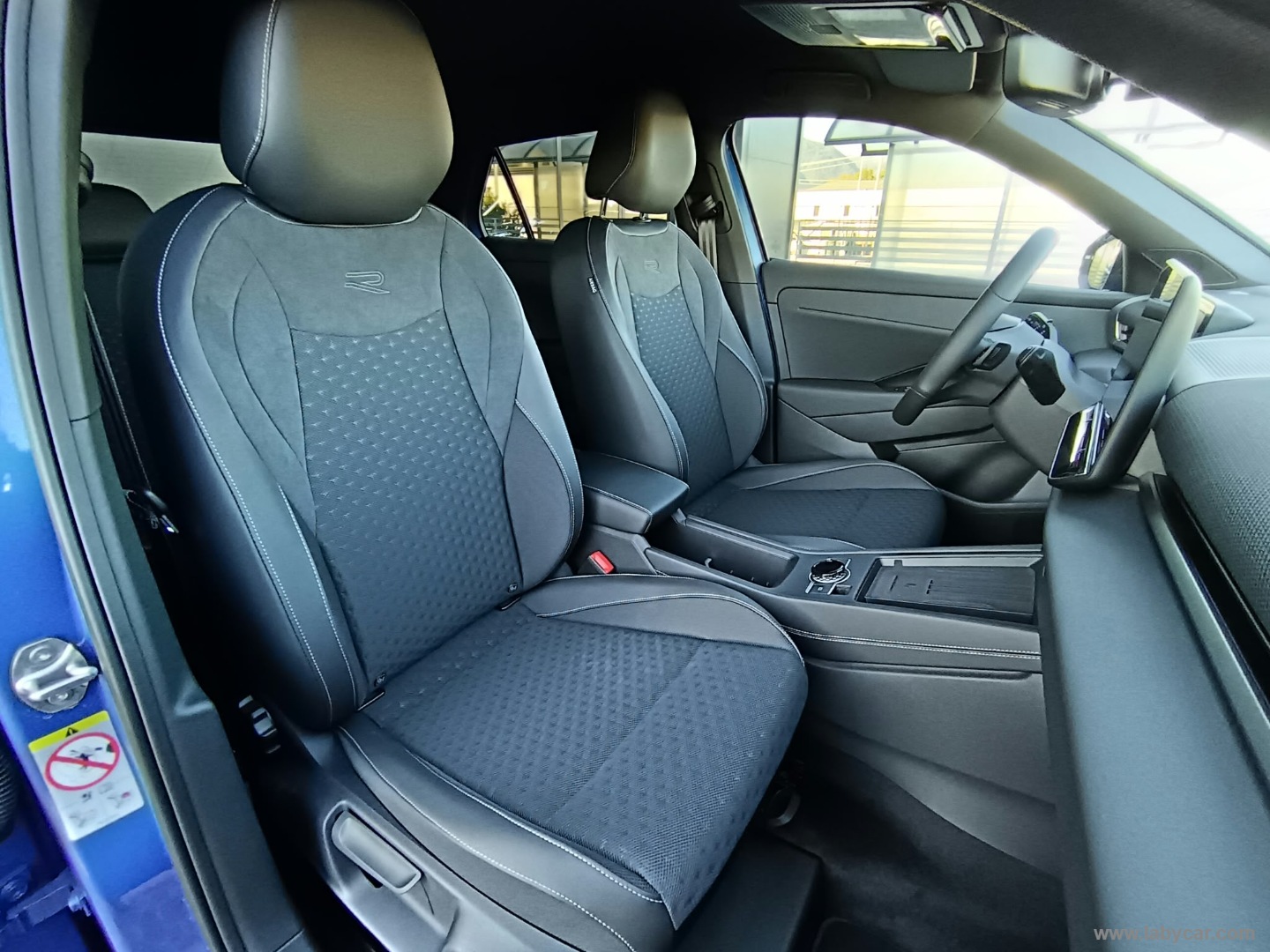 Volkswagen T-Roc 1.5 eTSI ACT 150 CV DSG R-Line - Immagine 12