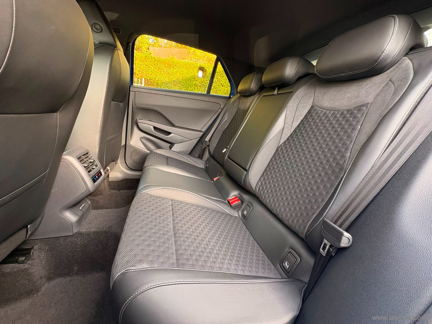 Volkswagen T-Roc 1.5 eTSI ACT 150 CV DSG R-Line - Immagine 12