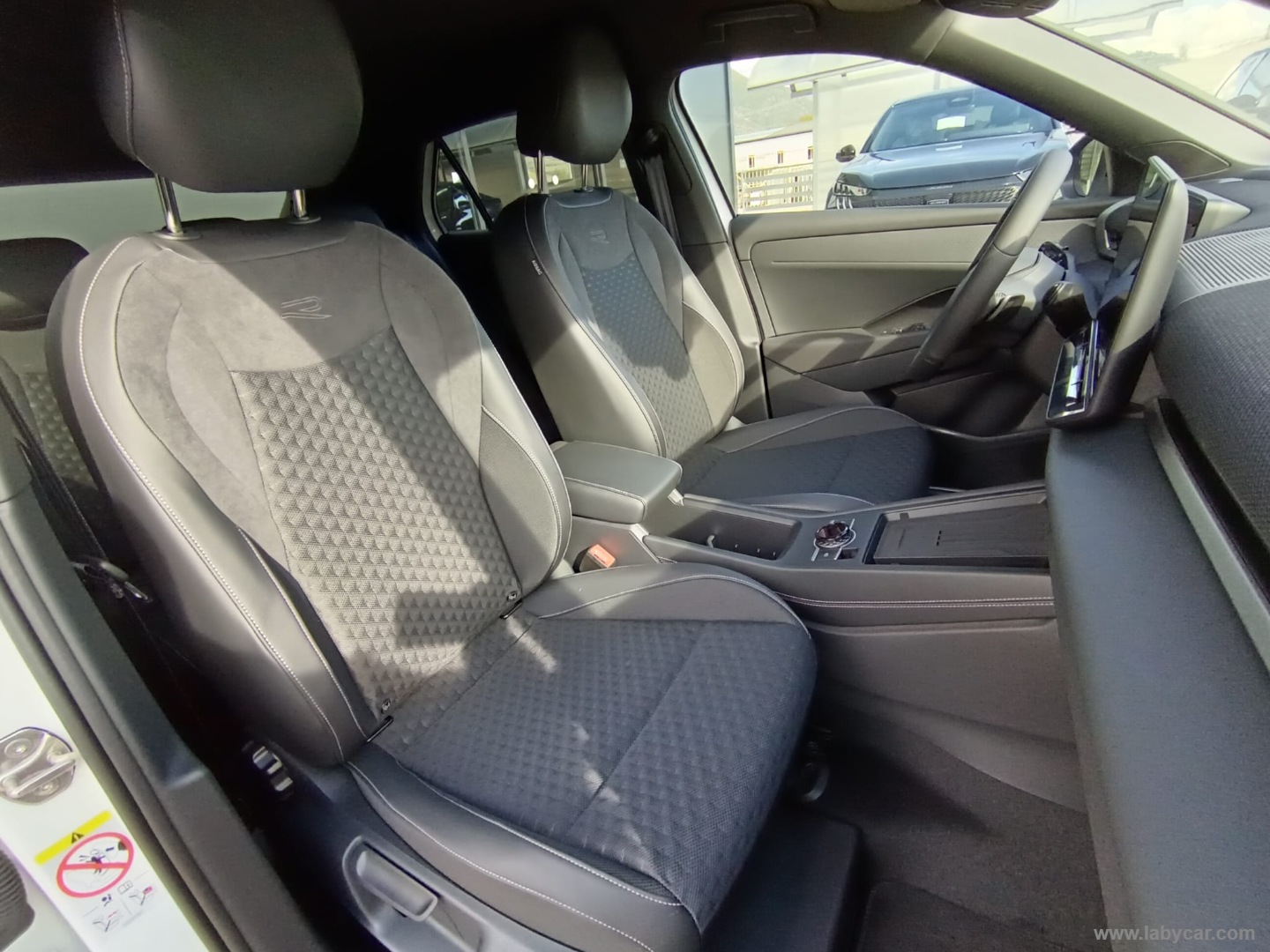 Volkswagen T-Roc 1.5 eTSI ACT 150 CV DSG R-Line - Immagine 12