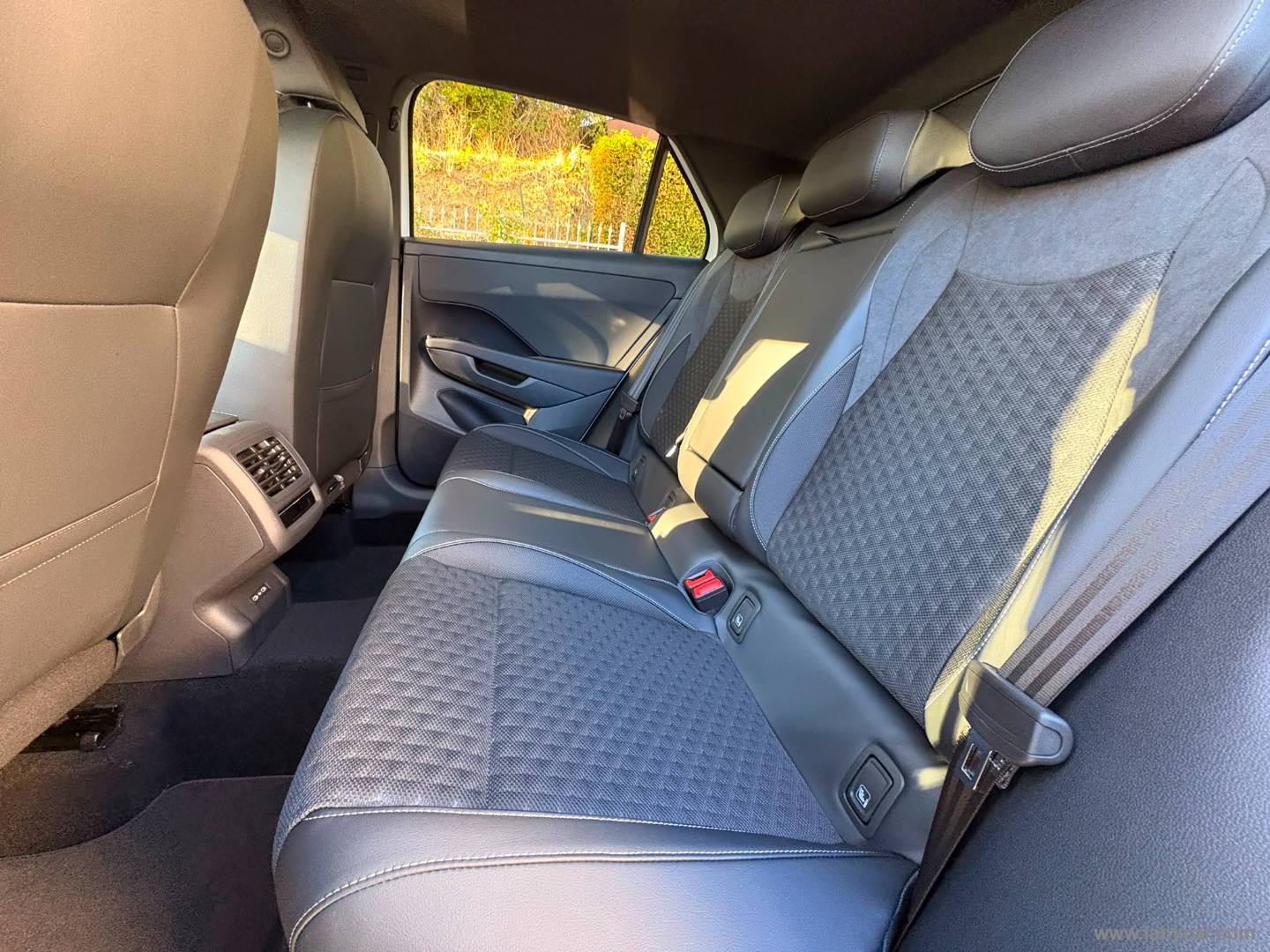 Volkswagen T-Roc 1.5 eTSI ACT 150 CV DSG R-Line - Immagine 12
