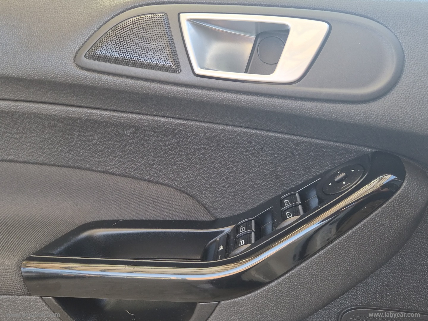 Fiesta 1.0 EcoB. 100CV 5p. Bl.&White Ed. ADATTA ANCHE A NEOPATENTATI - immagine 12
