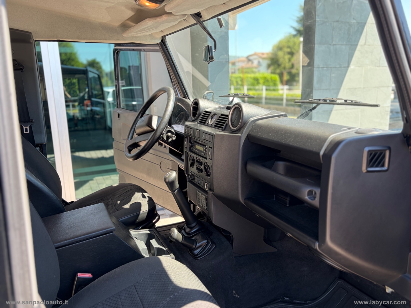 Defender 90 2.4 TD4 Station Wagon SE - immagine 12