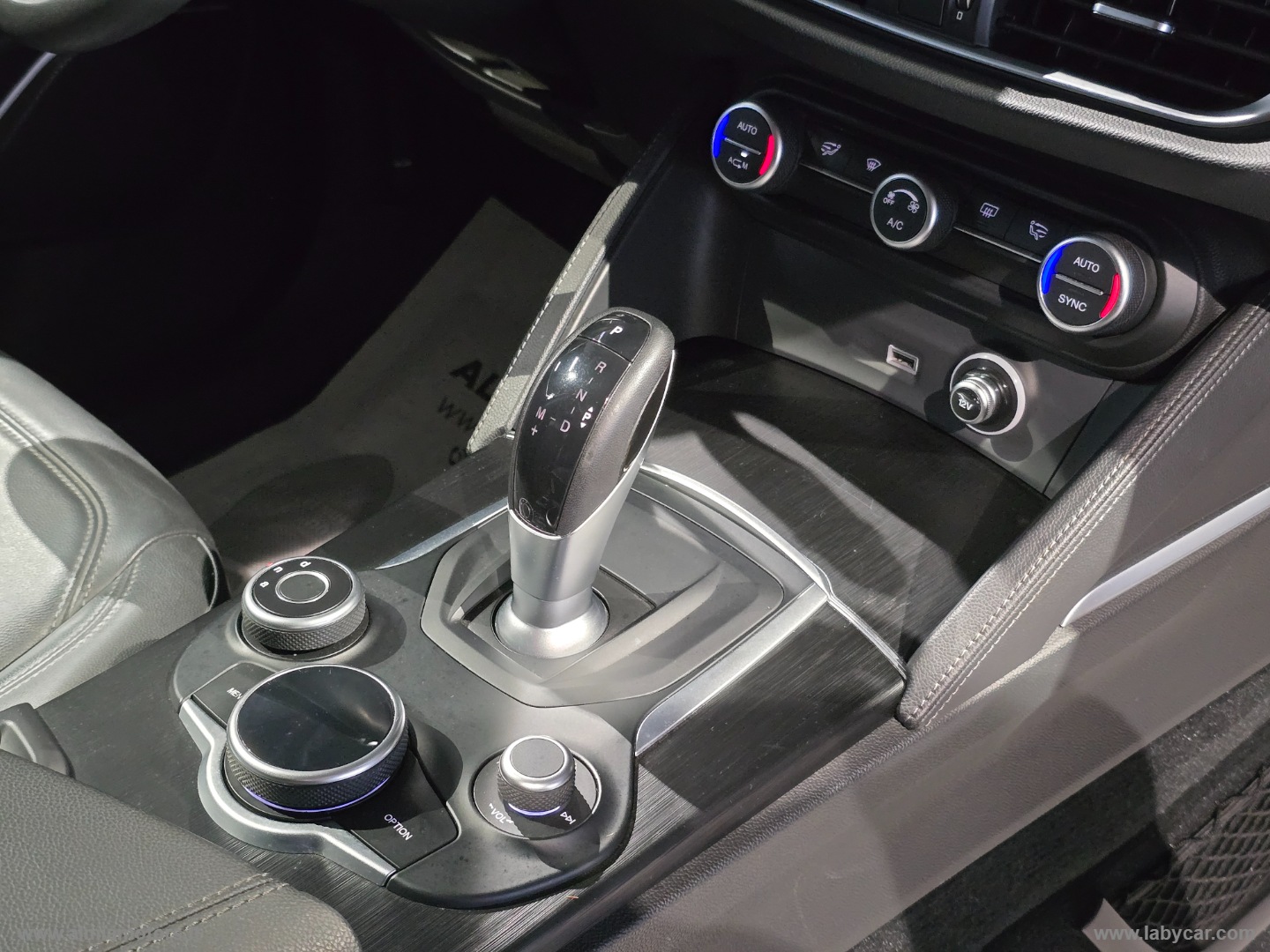Stelvio 2.2 T.diesel 180CV AT8 RWD Exec. - immagine 12