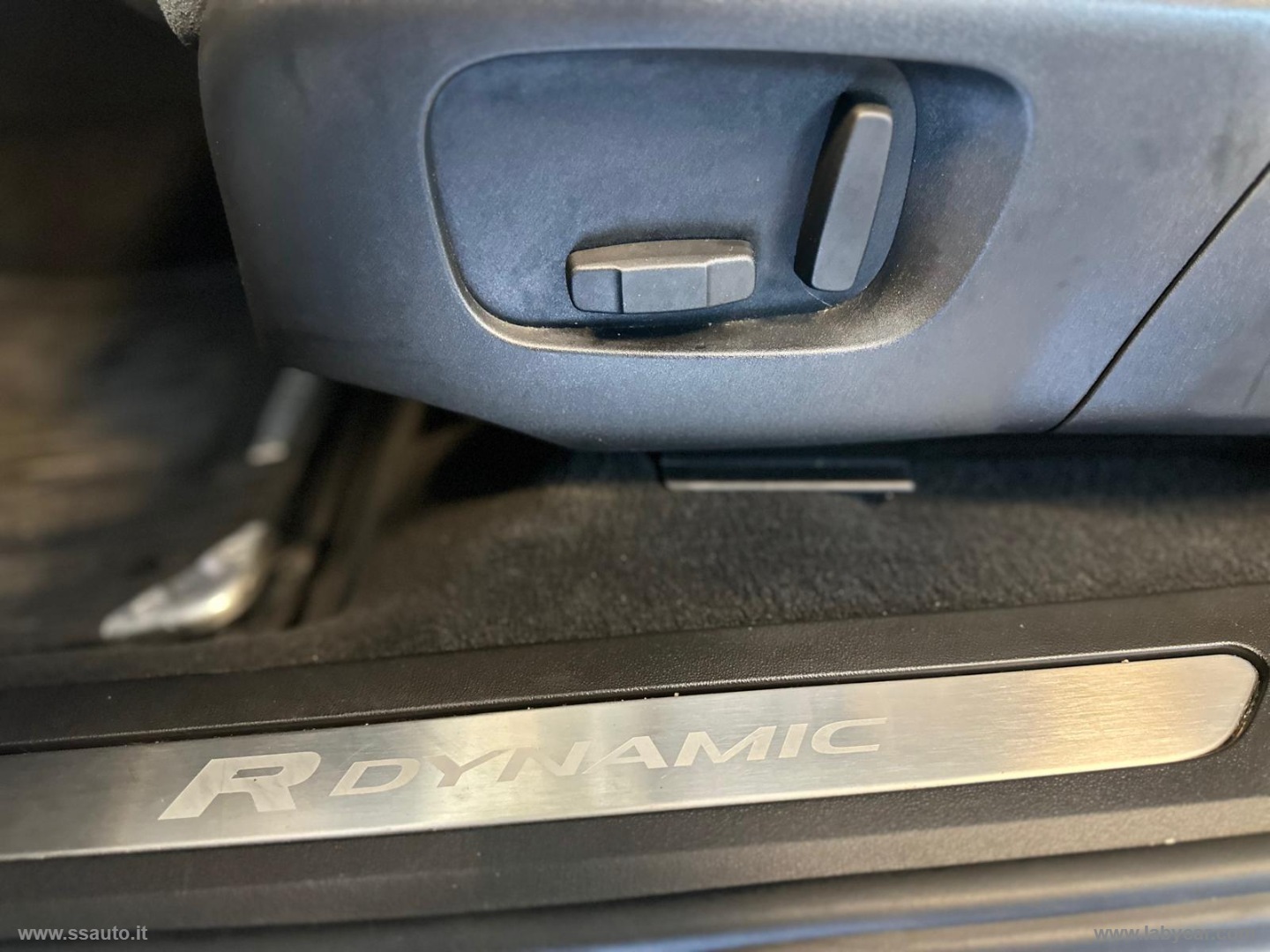 RR Evoque 2.0D L.Flw 150 AWD R-Dyn.HSE TAGLIANDI CERTIFICATI!! - immagine 12