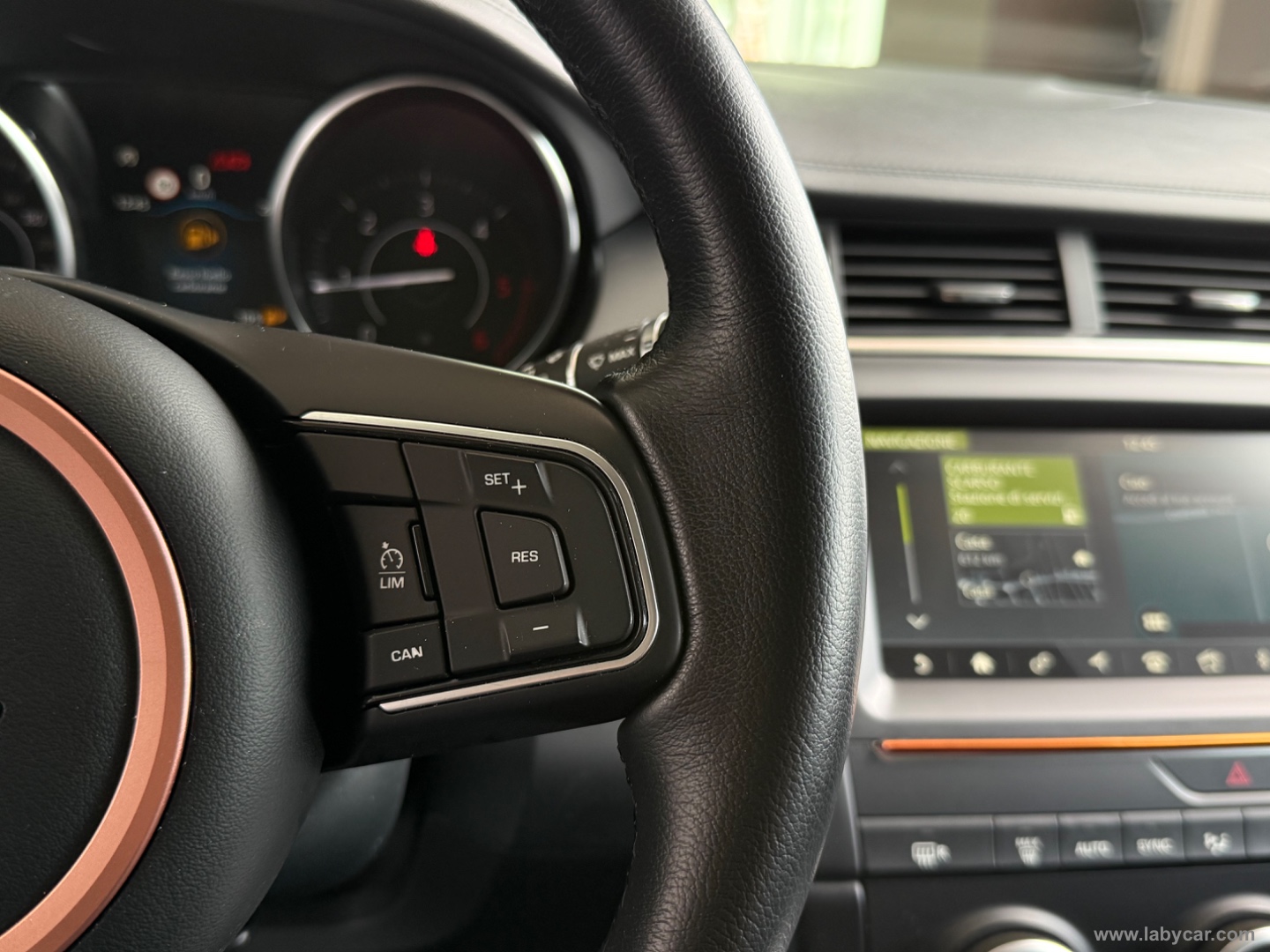 E-Pace 2.0D 150CV AWD aut. - immagine 13