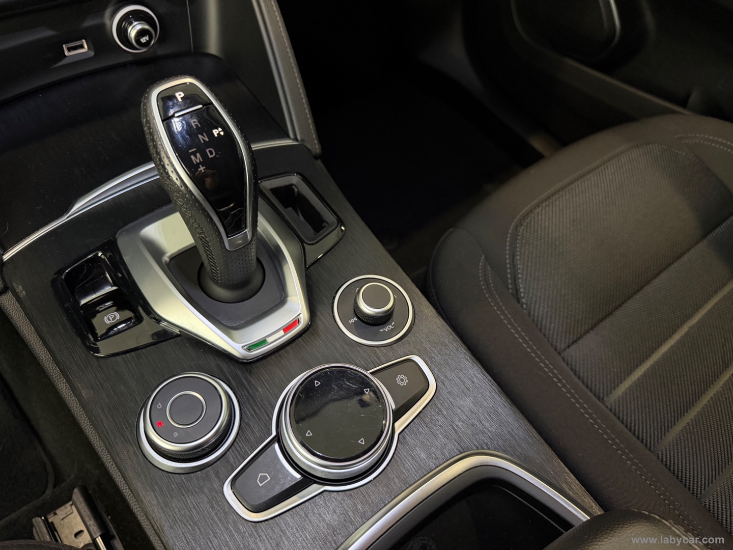 Stelvio 2.2 T.diesel 190 CV AT8 Q4 Bus. - immagine 13