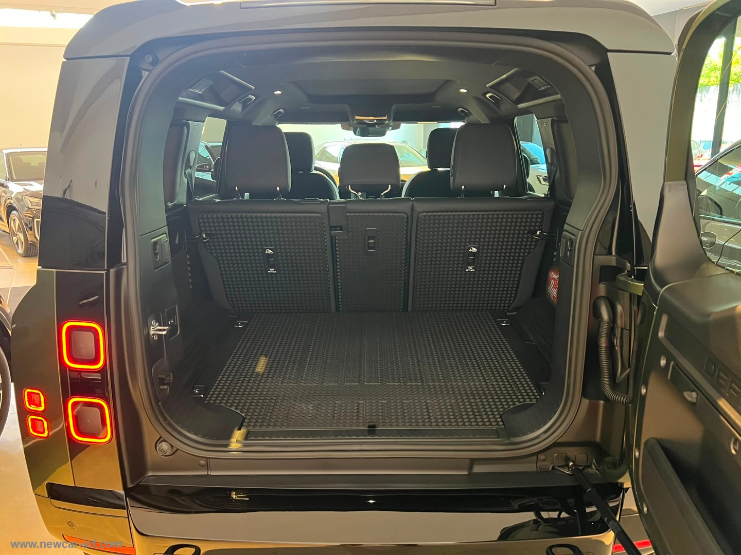 Defender 110 3.0D I6 250 AWD X-Dyn.SE N1 - immagine 13