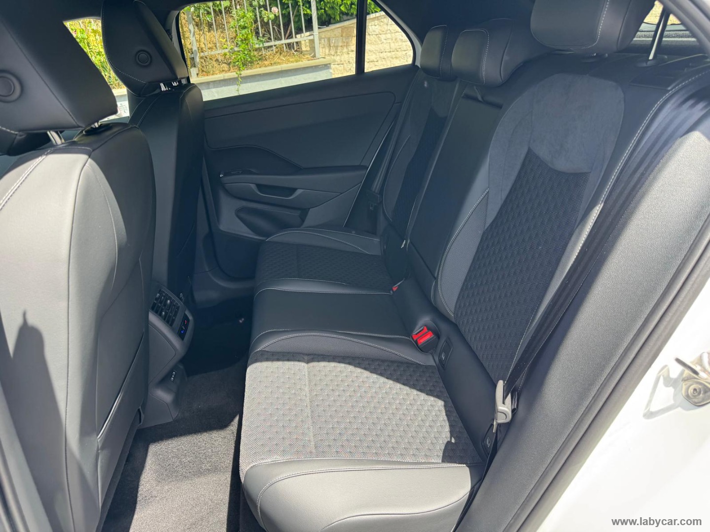 Volkswagen T-Roc 1.5 eTSI ACT 150 CV DSG R-Line - Immagine 13