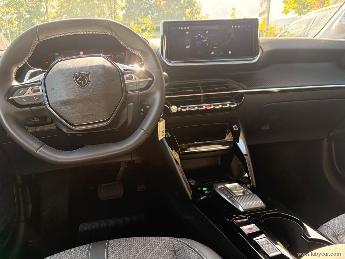 Peugeot 208 Hybrid 110 e-DCS6 Allure - Immagine 13