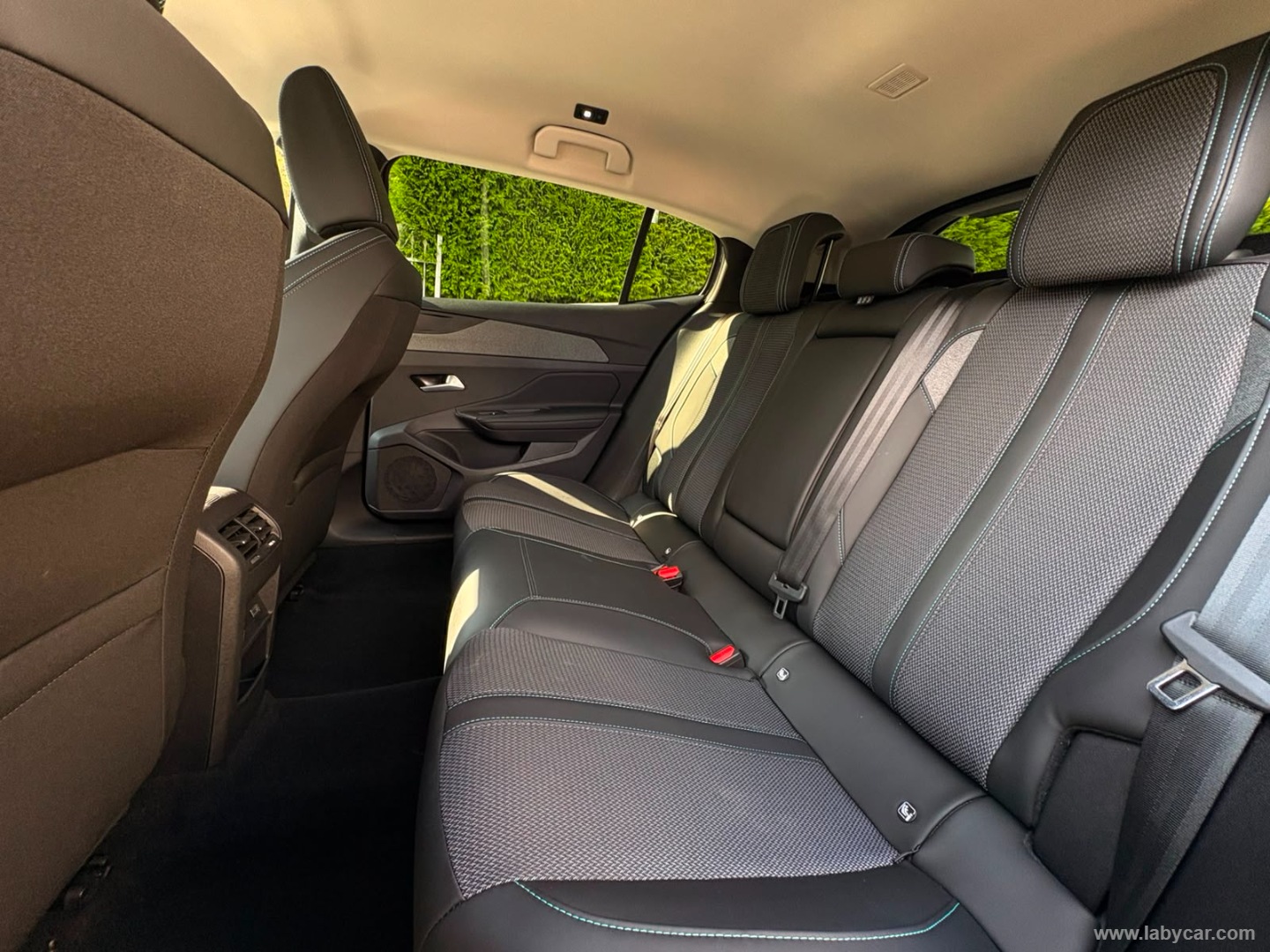 Peugeot 408 Plug-in Hybrid 225 e-EAT8 Allure - Immagine 13