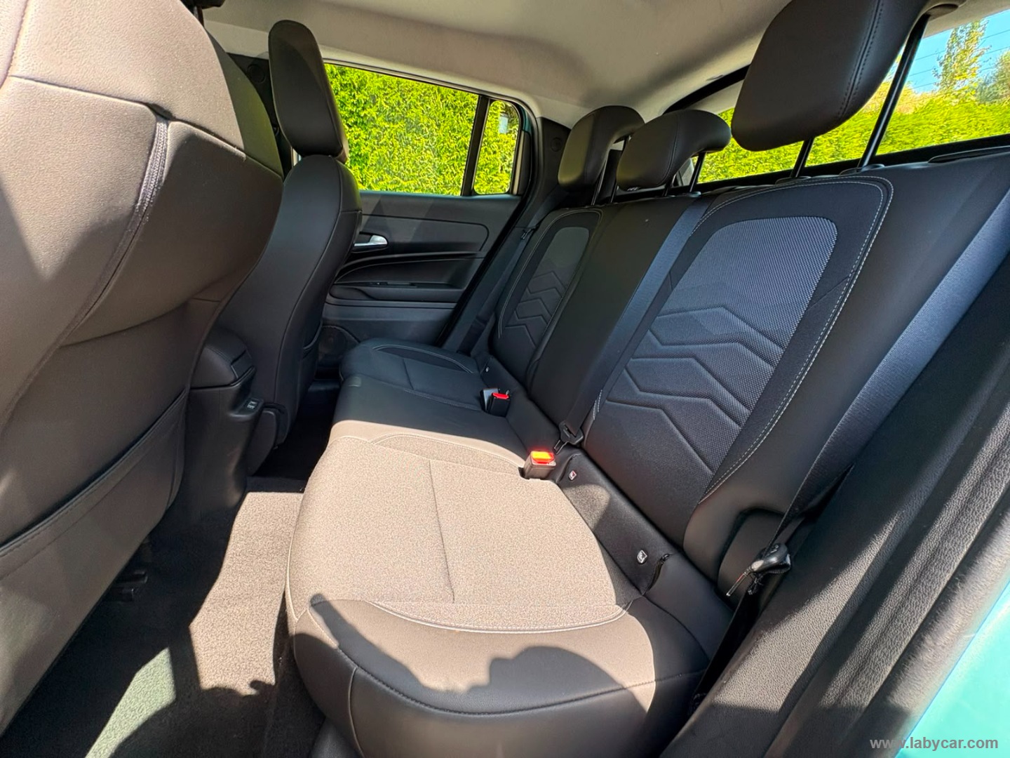 Jeep Avenger 1.2 Turbo Altitude - Immagine 13