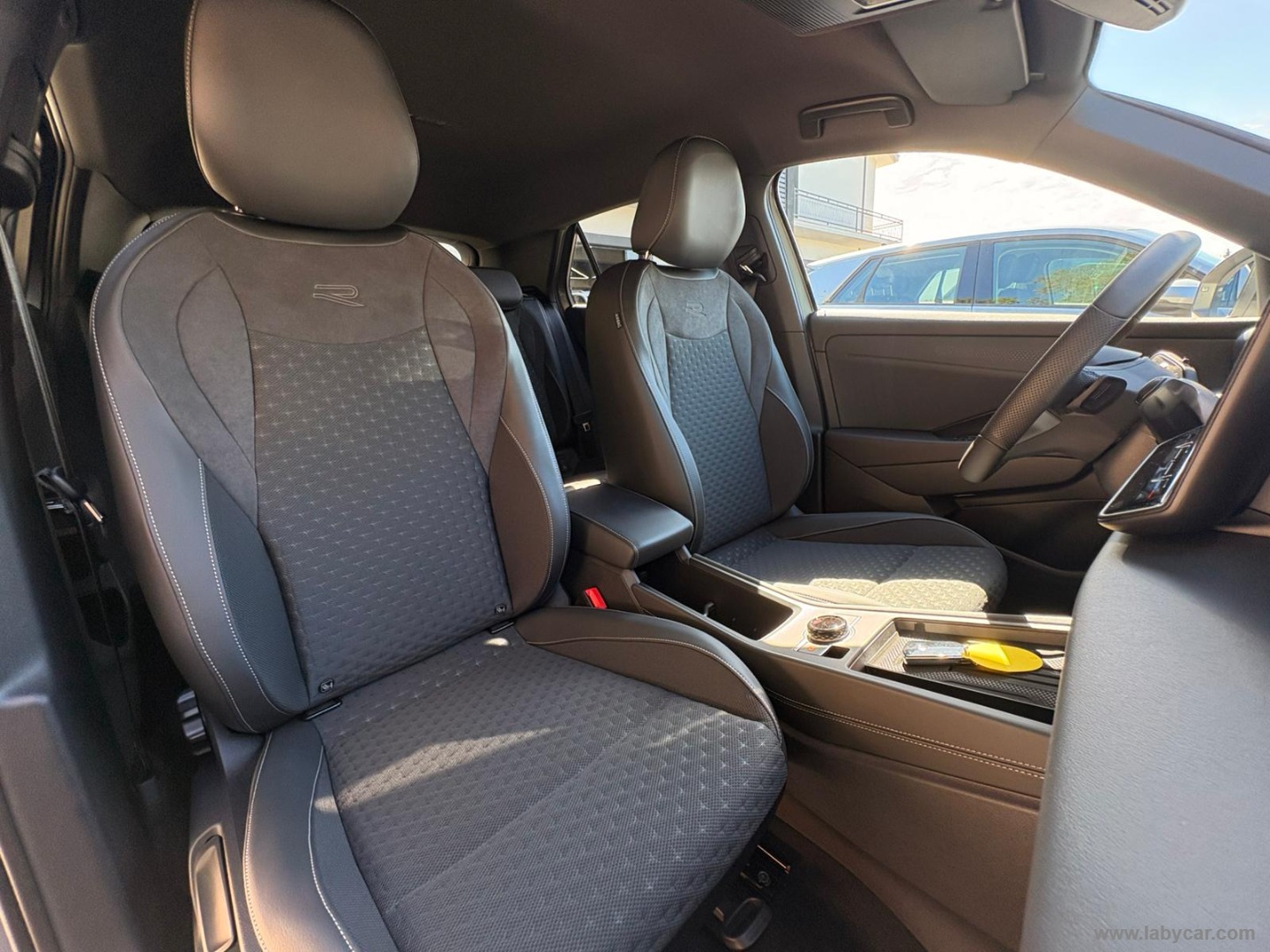 Volkswagen T-Roc 1.5 eTSI ACT 150 CV DSG R-Line - Immagine 13