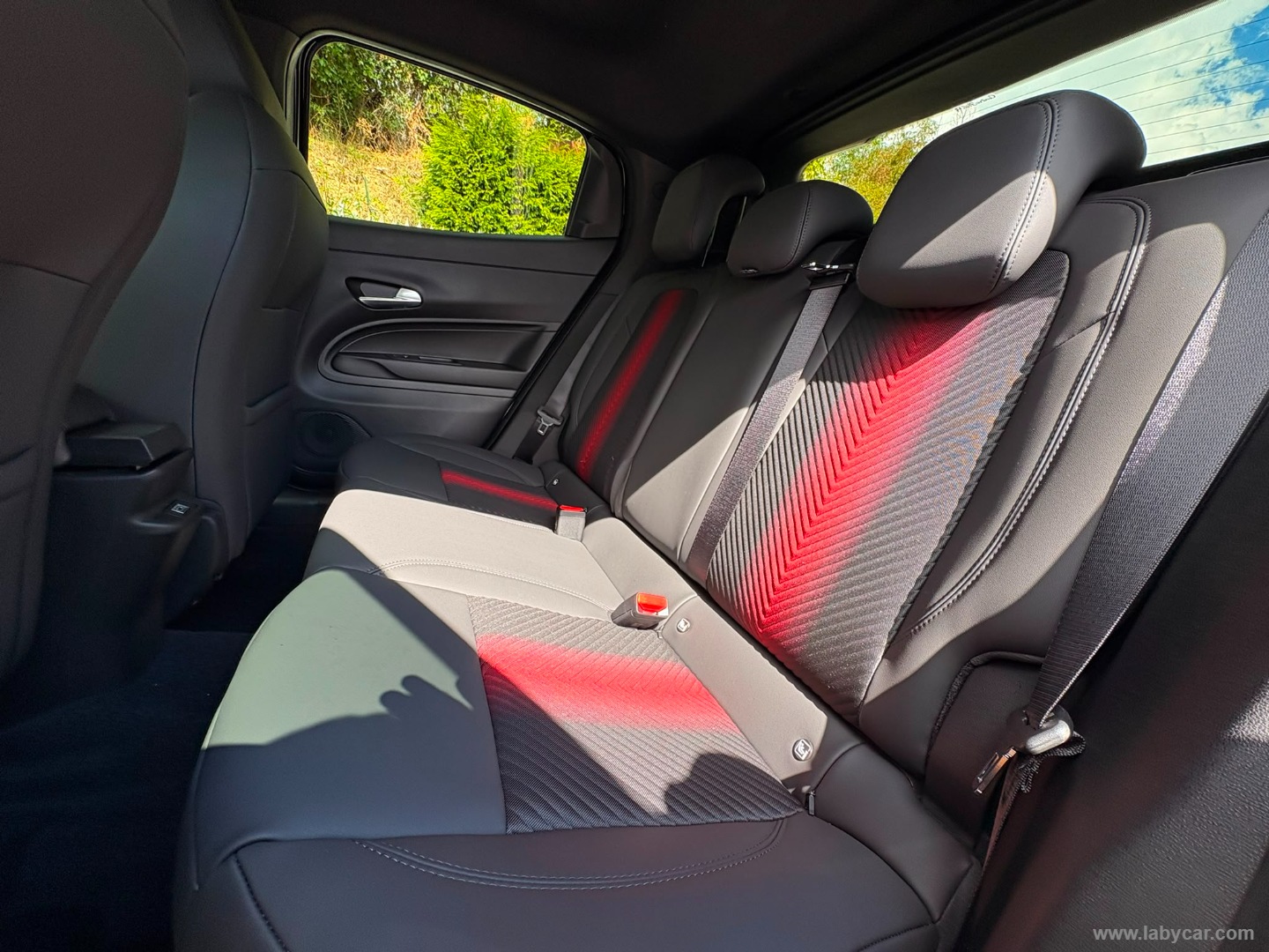 Alfa Romeo Junior 1.2 145 CV Hybrid eDCT6 Ti - Immagine 13