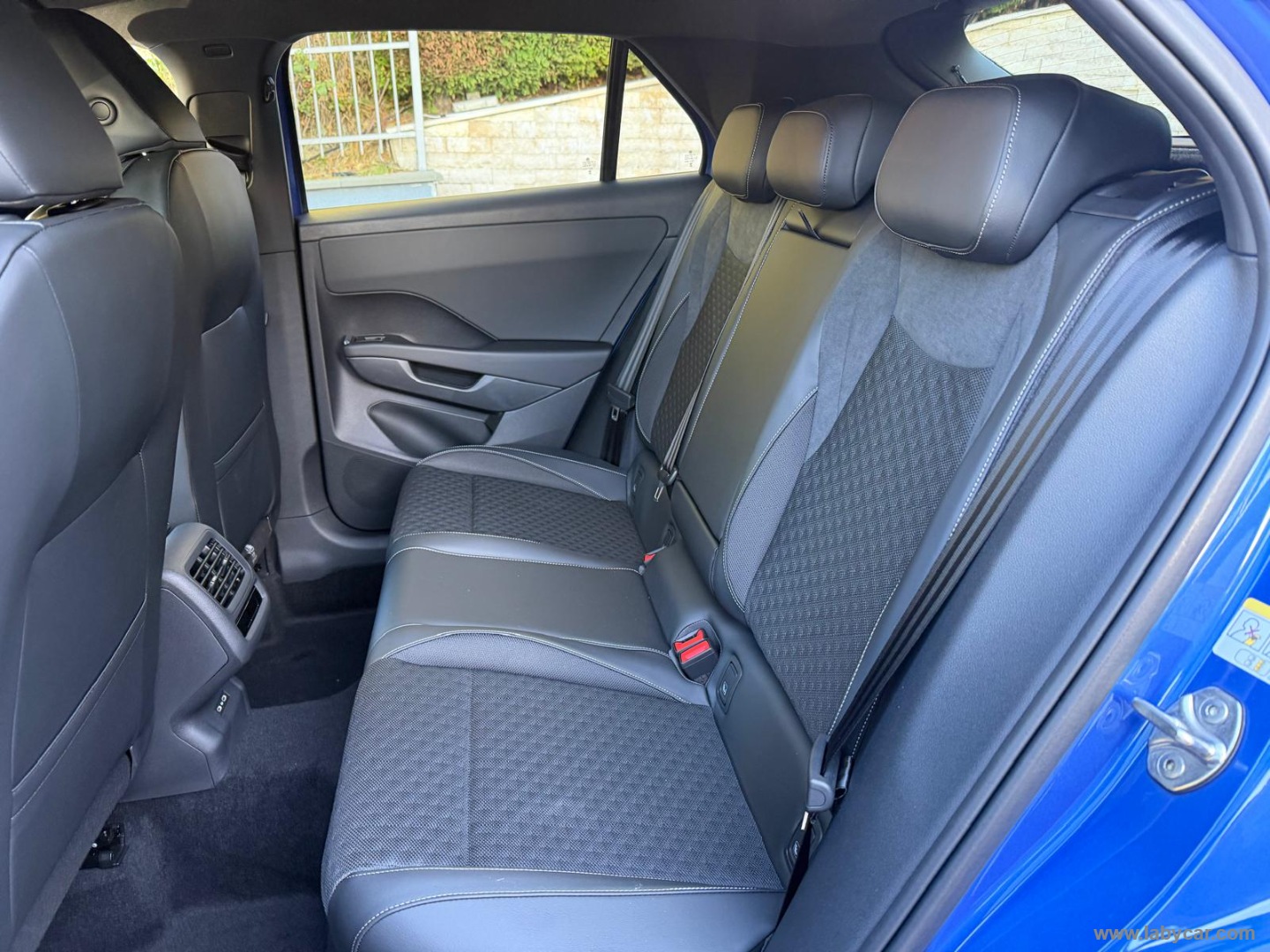 Volkswagen T-Roc 1.5 eTSI ACT 150 CV DSG R-Line - Immagine 13