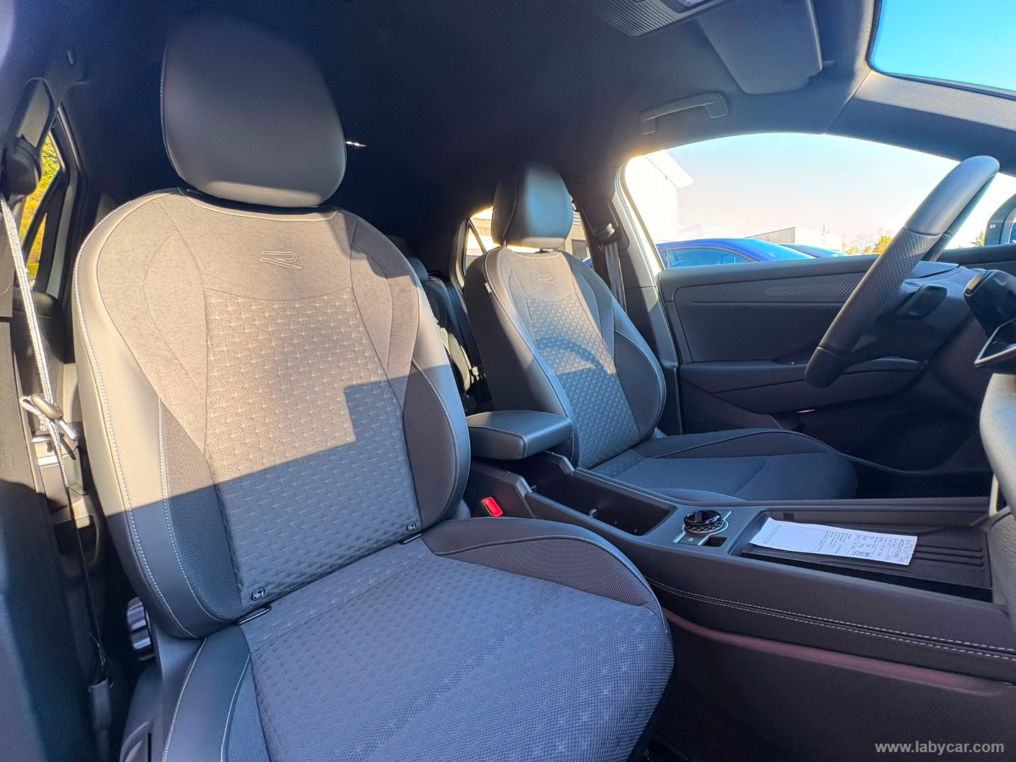 Volkswagen T-Roc 1.5 eTSI ACT 150 CV DSG R-Line - Immagine 13