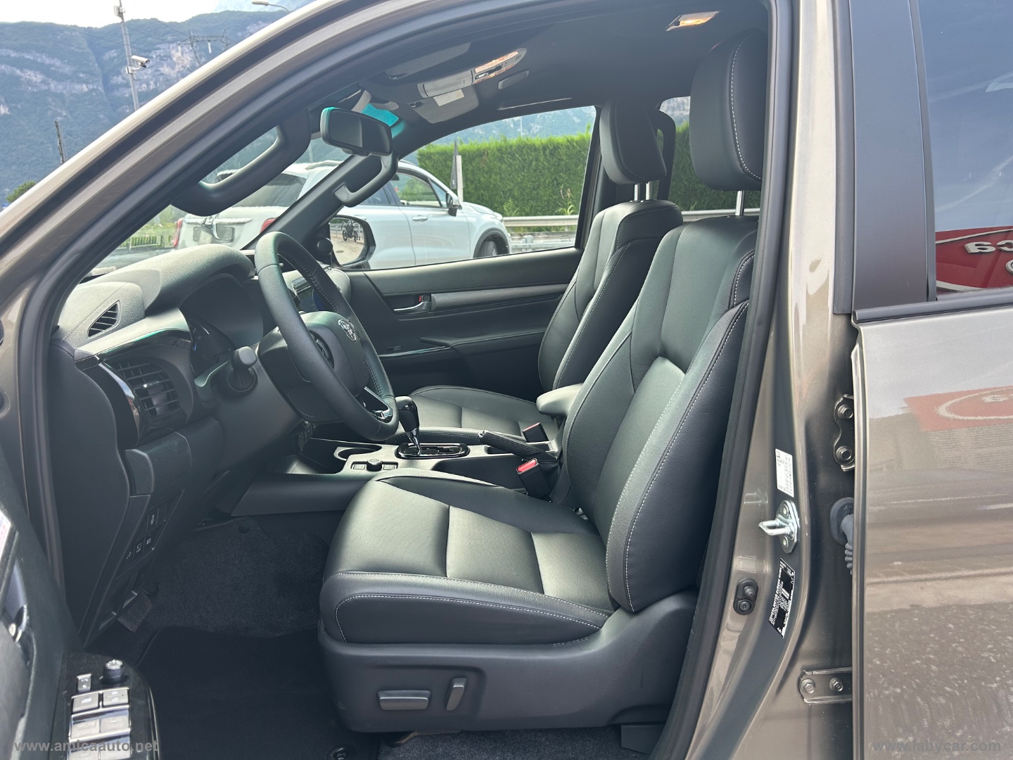 Hilux 2.8 D-4D 48V A/T 4WD DC Invincible - immagine 13