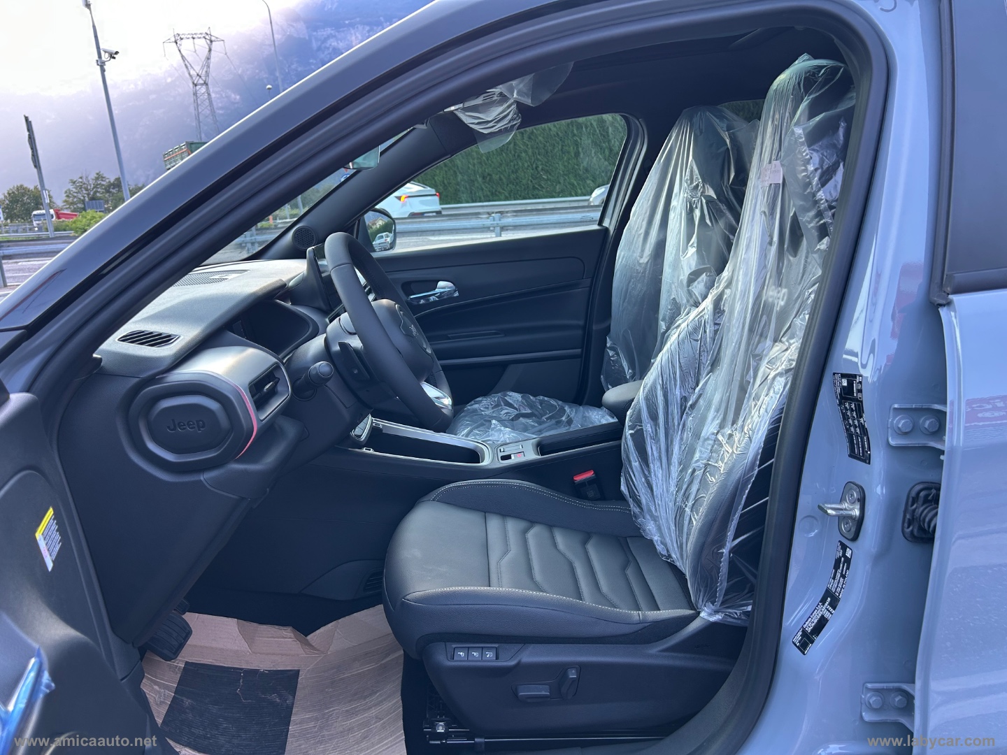 Avenger 1.2 Turbo 145cv e-Hyb.4xe Overand VERNICE BICOLORE GRIGIO STORM/TETTO NERO - immagine 13