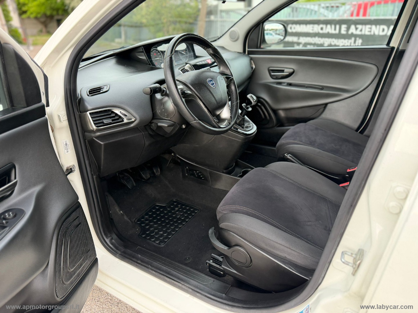 Ypsilon 0.9 T.Air 85CV 5p. Met.Ec. Gold - immagine 13