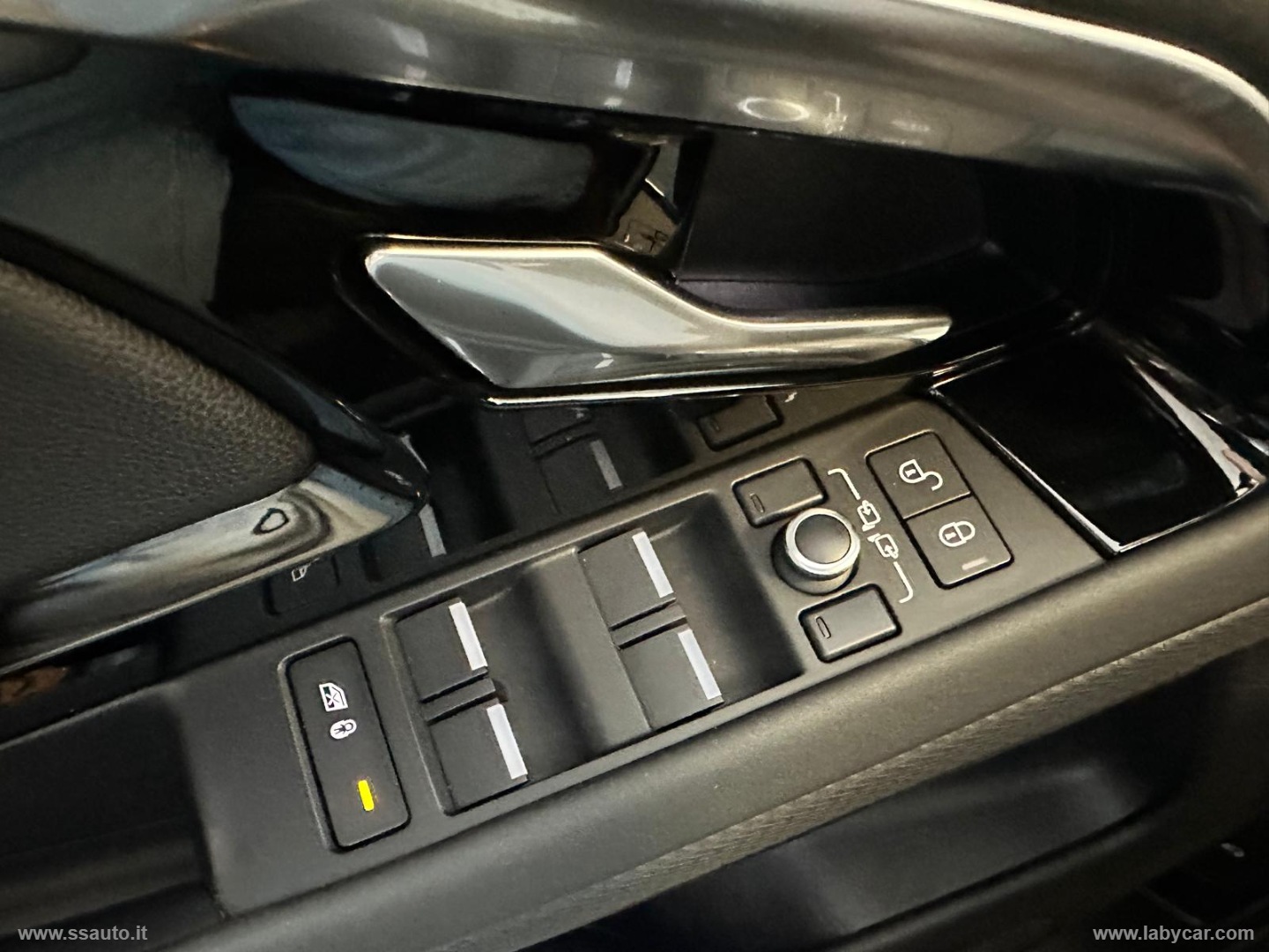 RR Evoque 2.0D L.Flw 150 AWD R-Dyn.HSE TAGLIANDI CERTIFICATI!! - immagine 13