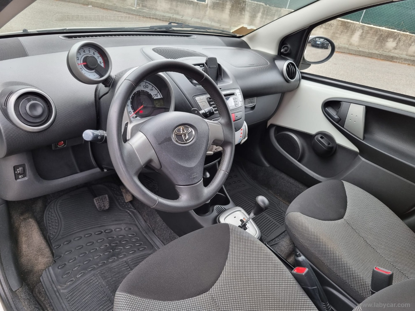 Aygo 1.0 12V VVT-i 5p. Lounge MMT - immagine 13