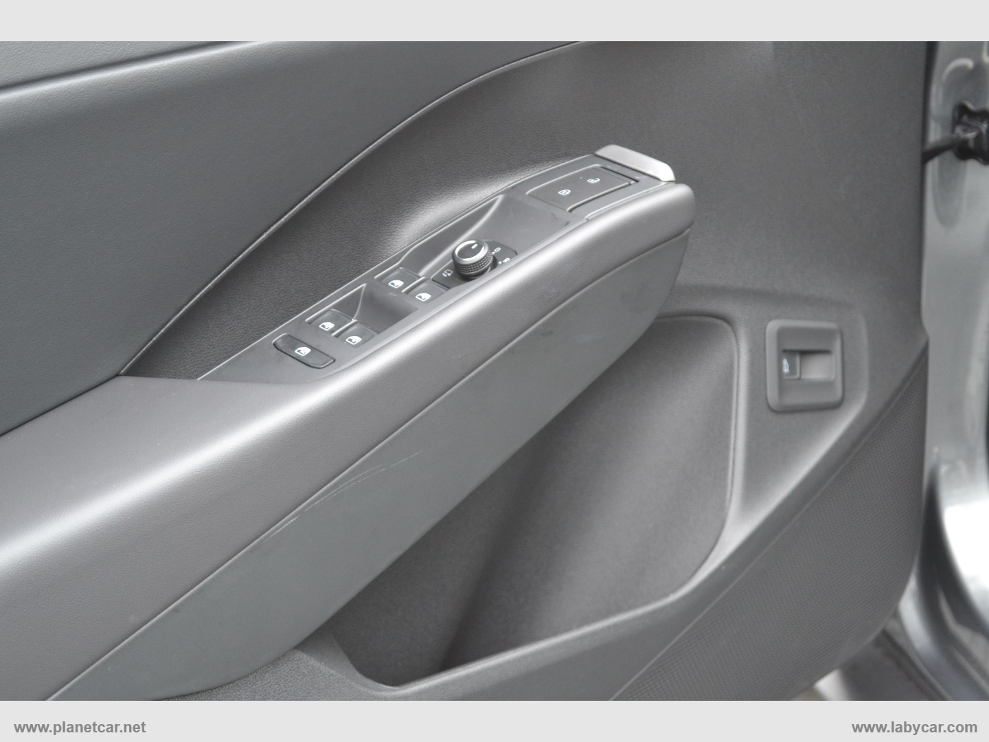 T-Roc 1.5 eTSI ACT 150 CV DSG R-Line - immagine 14