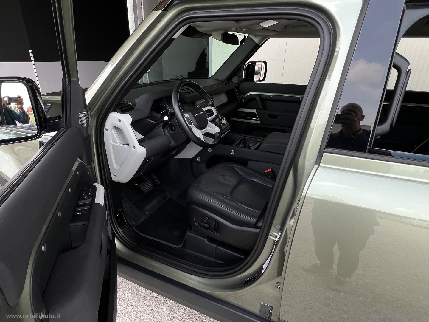 Defender 110 3.0D I6 250 CV AWD Auto SE - immagine 14