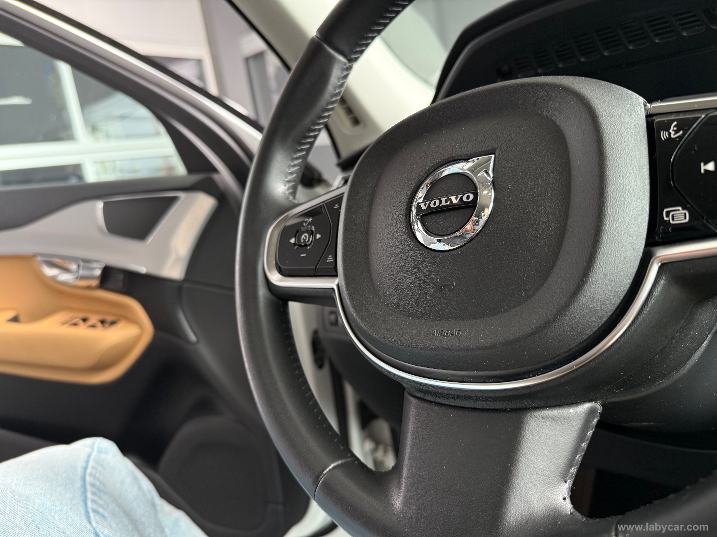 XC90 D5 AWD Geartronic 7 posti Momentum - immagine 14