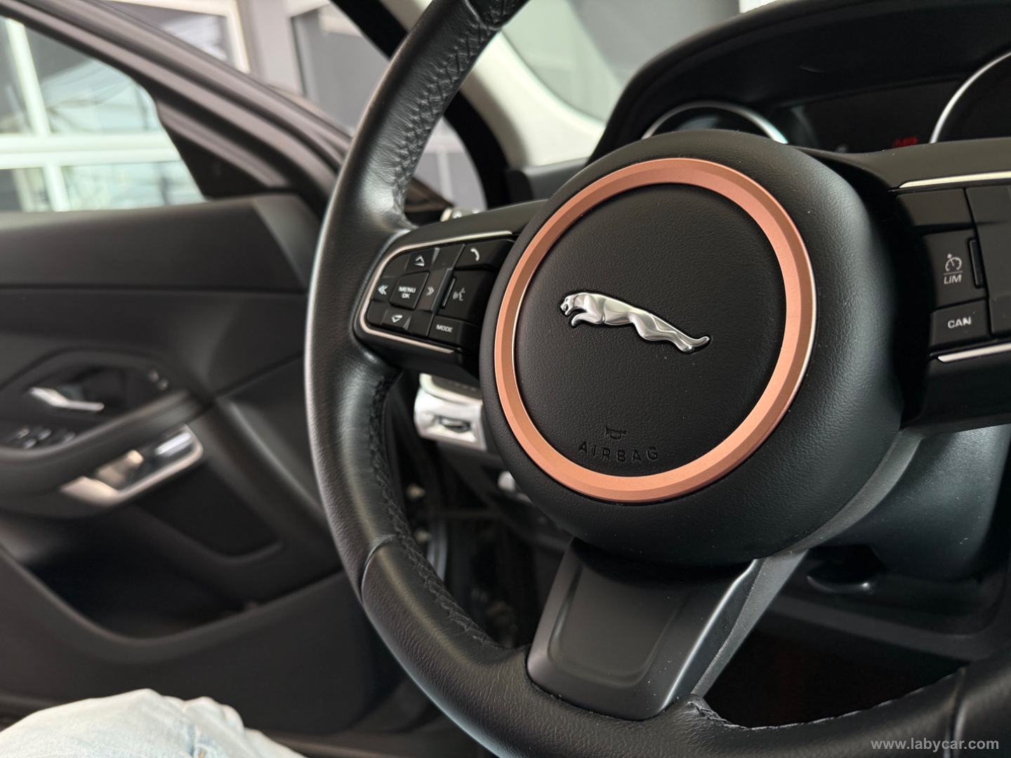 E-Pace 2.0D 150CV AWD aut. - immagine 14