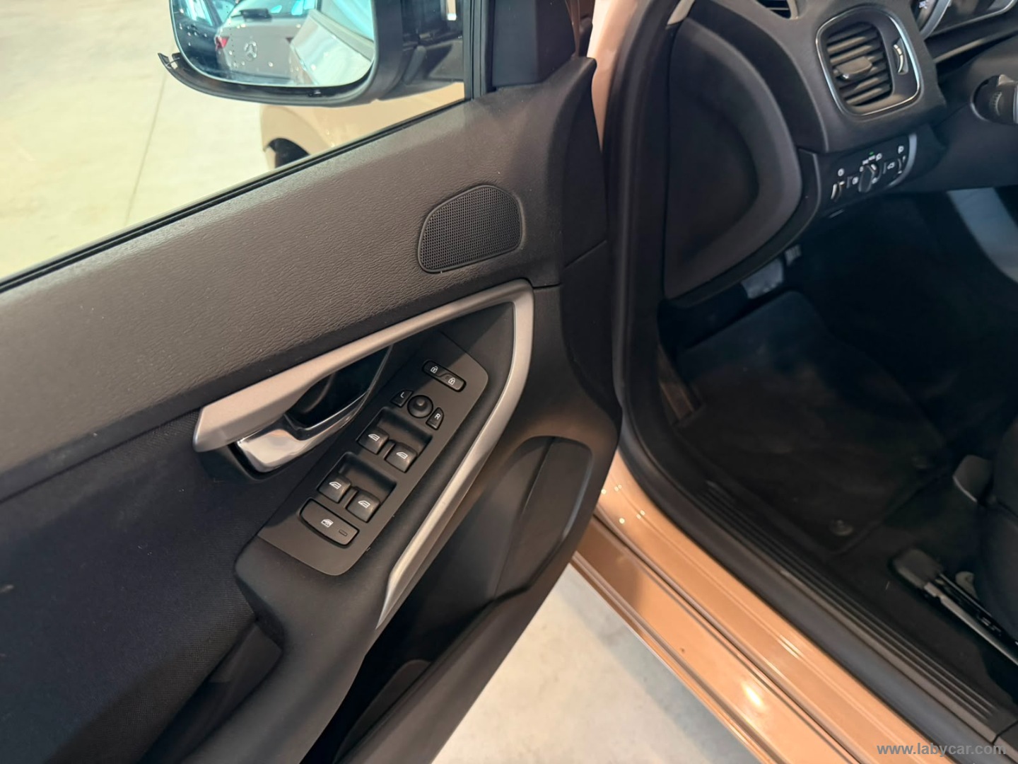 V40 D2 1.6 Powershift Business Edition - immagine 14
