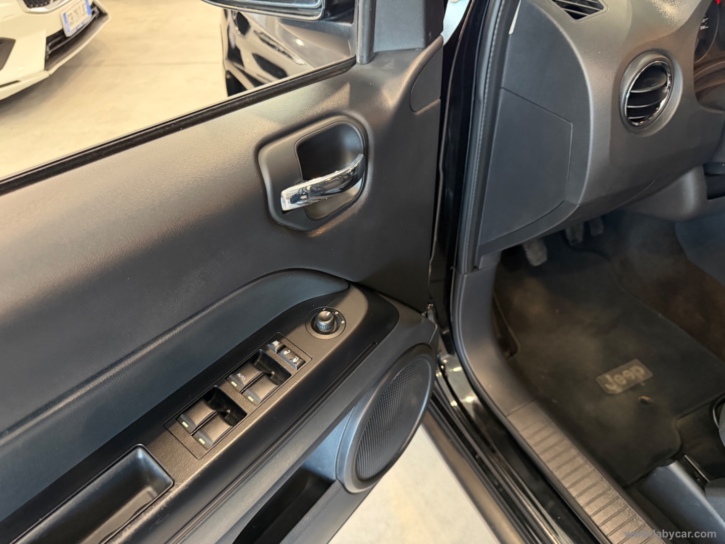 Compass 2.2 CRD Limited Black Edition - immagine 14