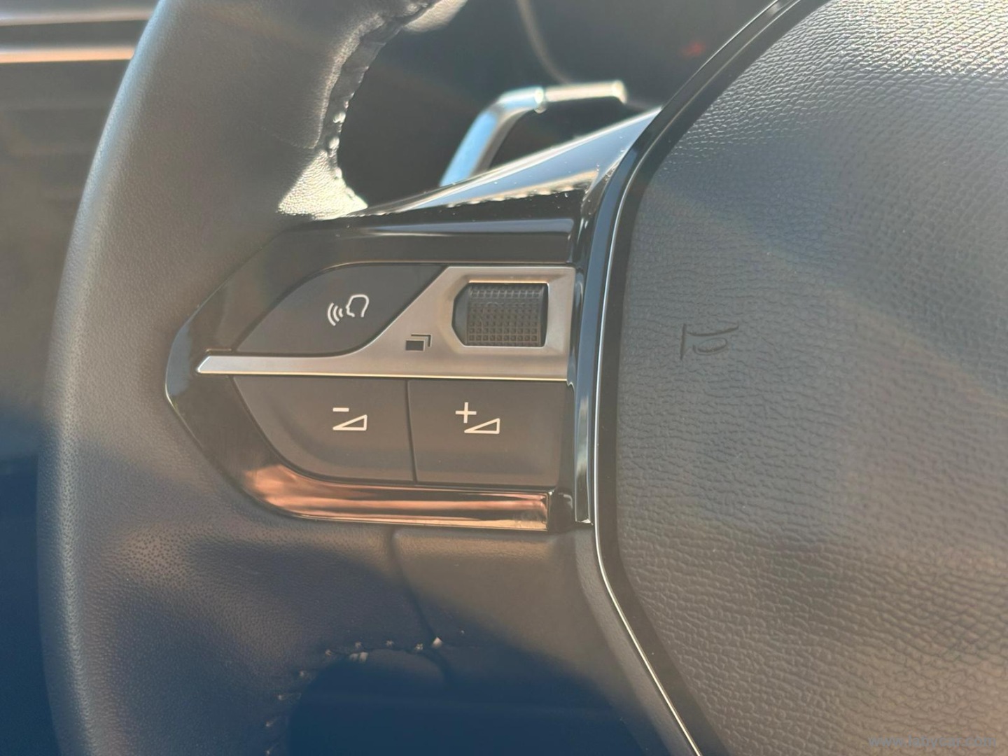 Peugeot 208 Hybrid 110 e-DCS6 Allure - Immagine 14