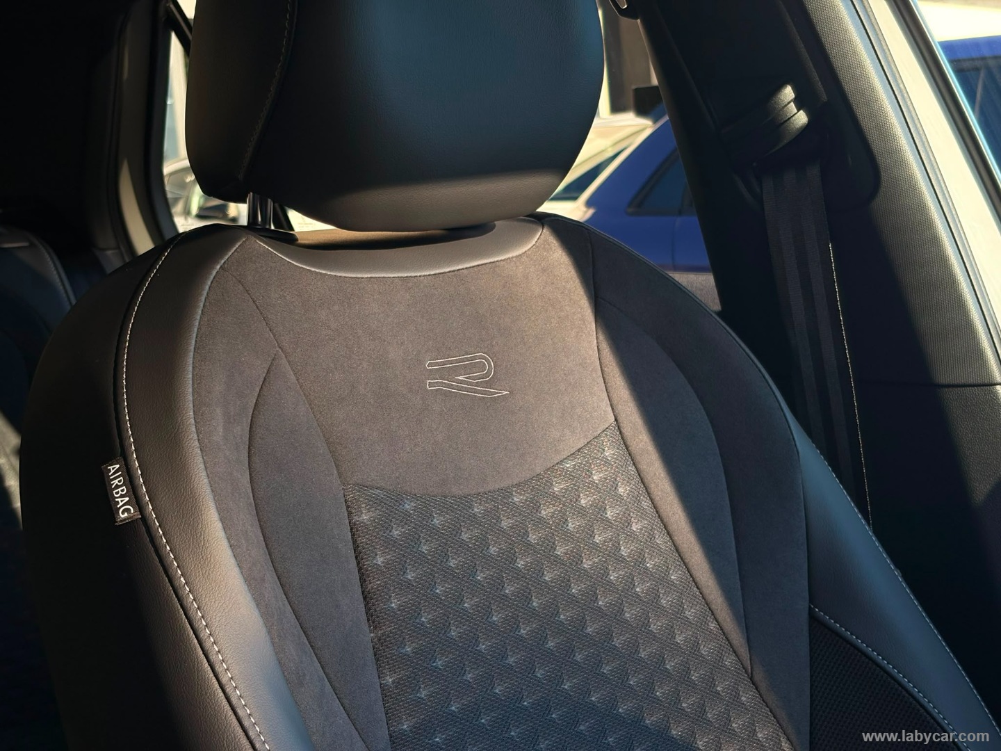 Volkswagen T-Roc 1.5 eTSI ACT 150 CV DSG R-Line - Immagine 14