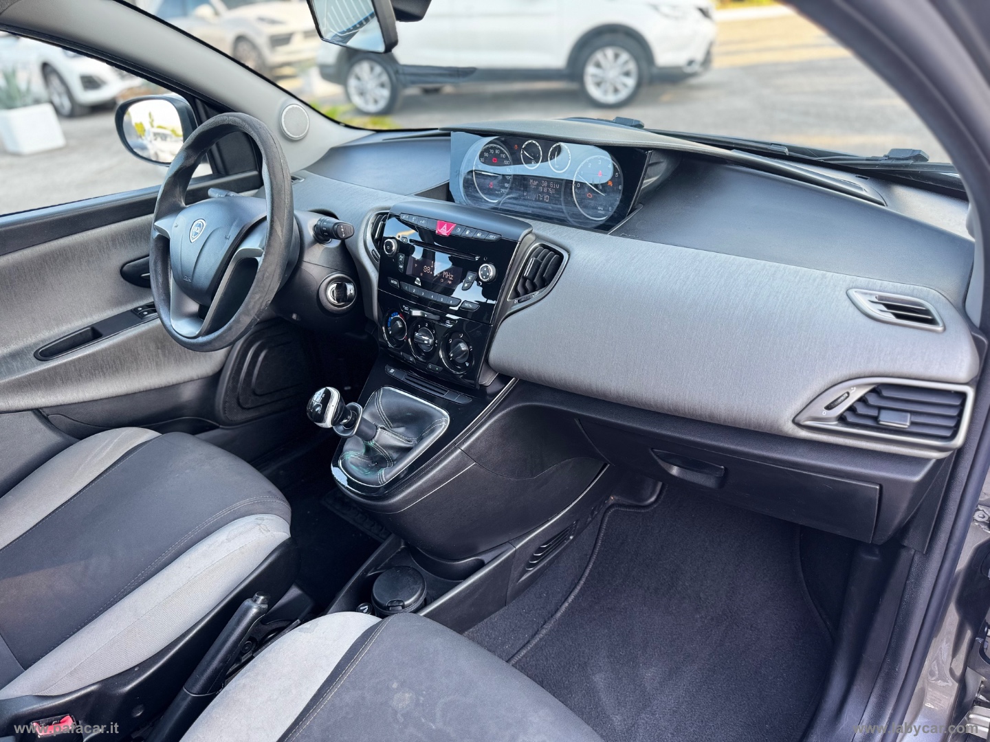 Ypsilon 0.9 T.Air 85CV 5p.Met.Ec.Elef. - immagine 14