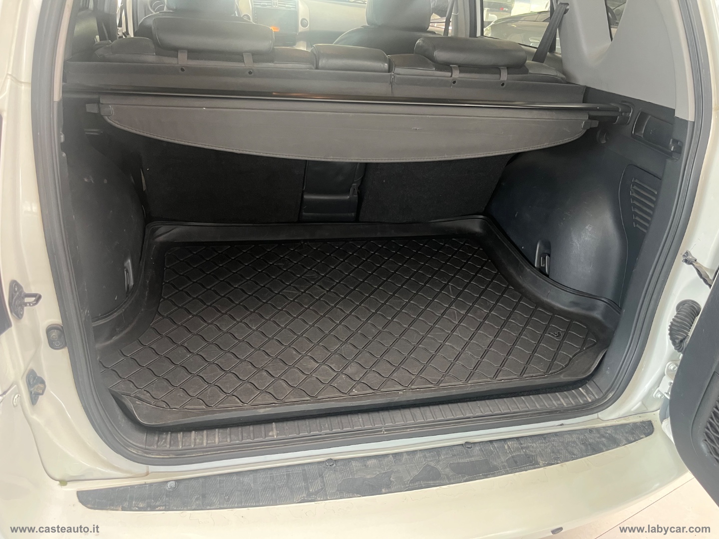 RAV4 Crossover 2.2 D-Cat A/T 150 CV Lux. - immagine 14