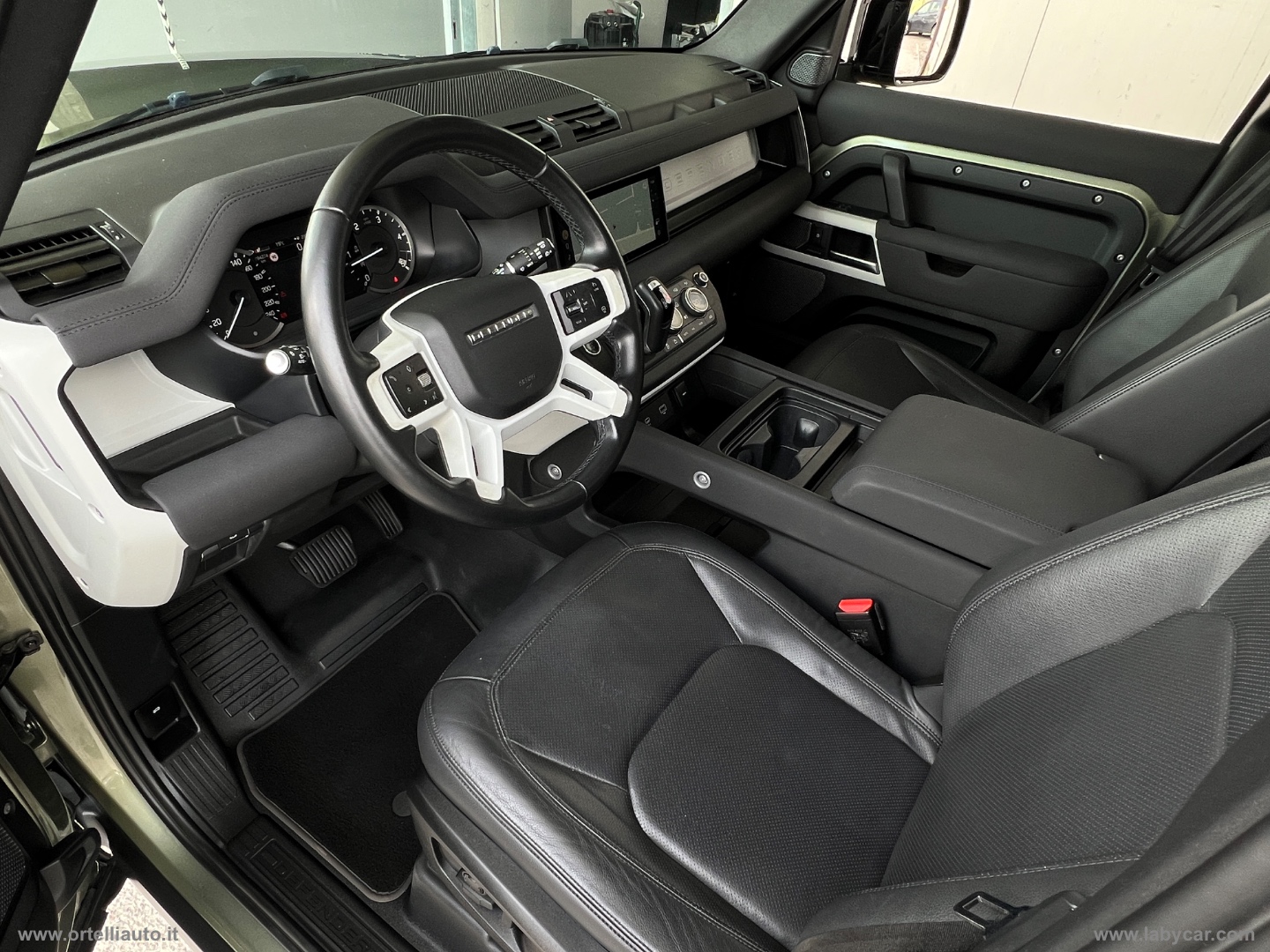 Defender 110 3.0D I6 250 CV AWD Auto SE - immagine 15