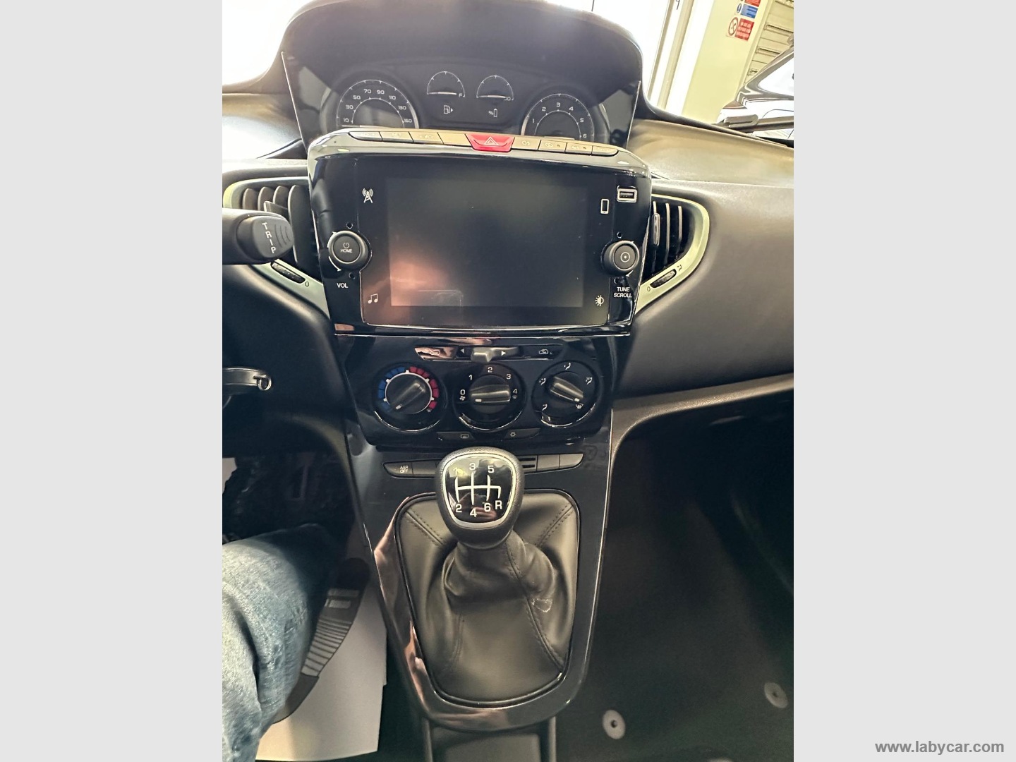 Ypsilon 1.0 FireFly 5p.S&S Hyb. Platino - immagine 15