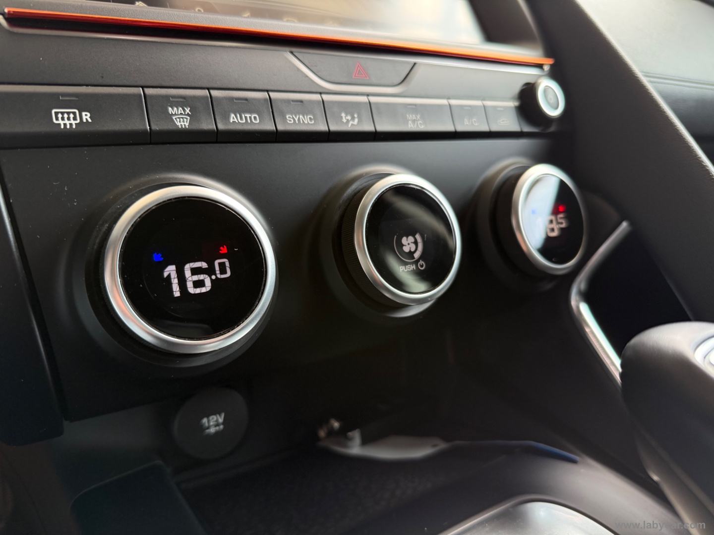 E-Pace 2.0D 150CV AWD aut. - immagine 15
