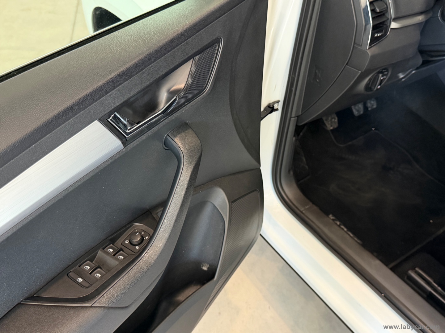 Karoq 1.6 TDI SCR Ambition - immagine 15