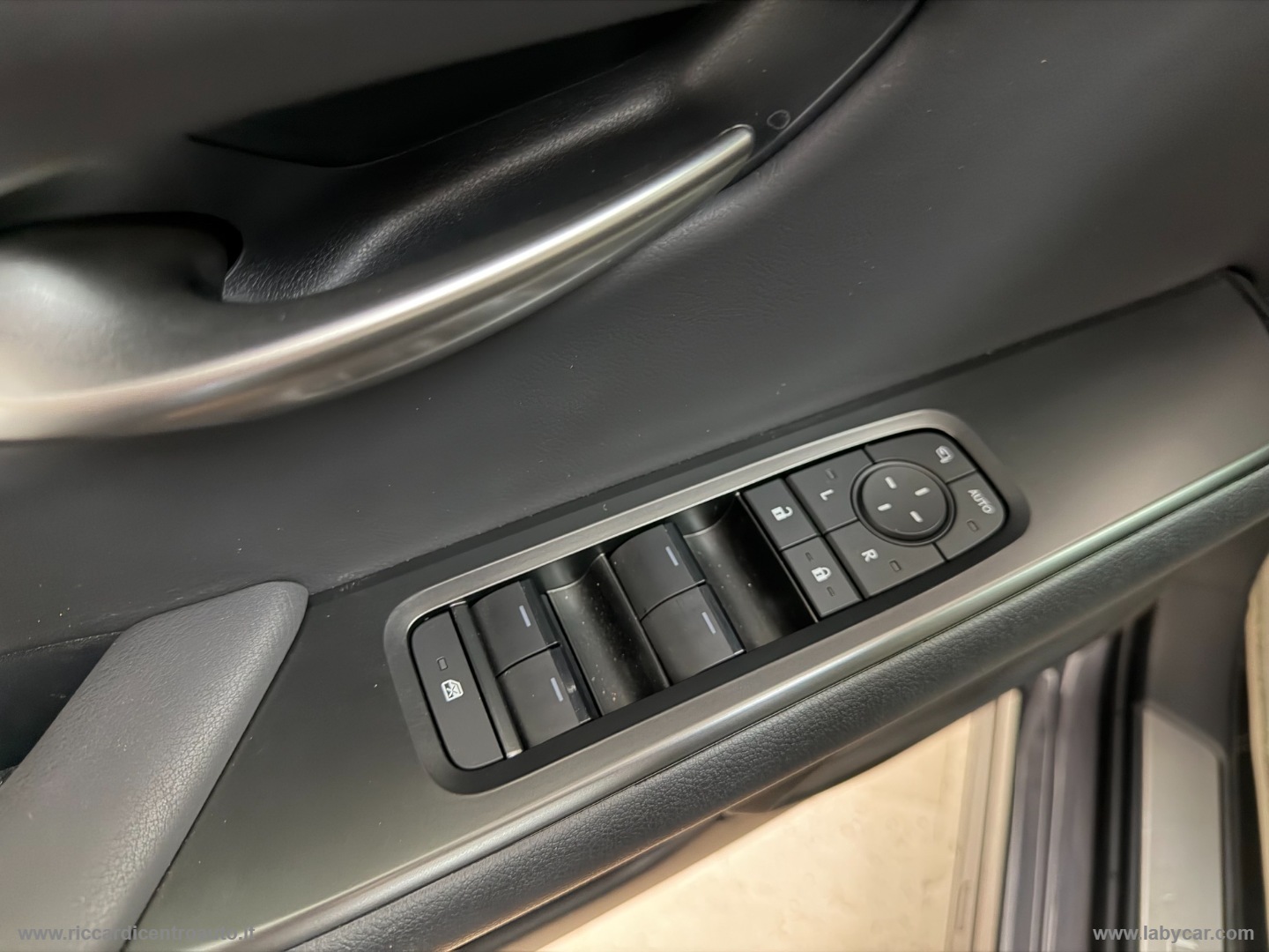 UX 300e Luxury - immagine 15