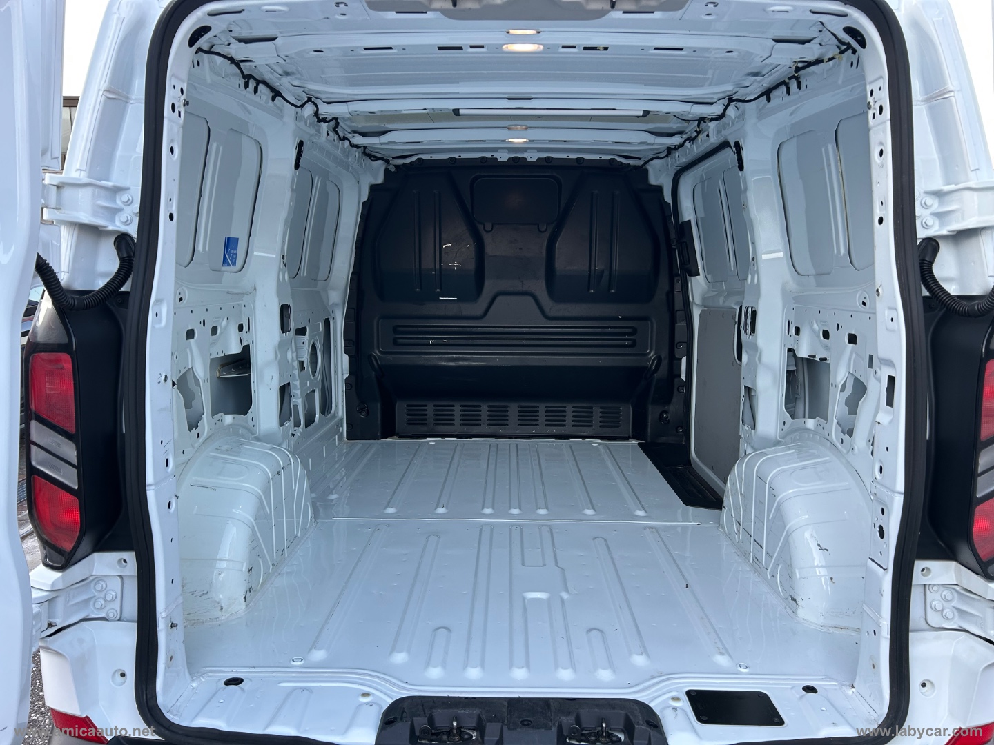 Transit Custom 320 2.0 EcoBlue 136cv AT8 AWD PC F.Trend 4X4 POCHI KM - immagine 15