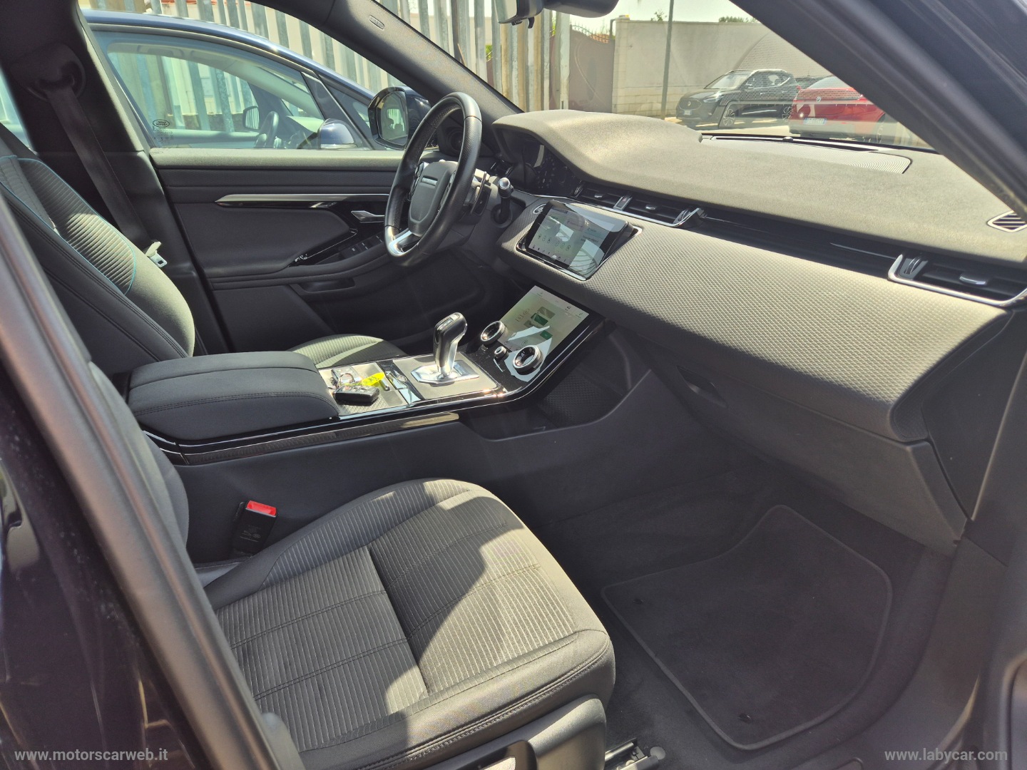 RR Evoque 2.0D I4 MHEV R-DYNAMIC AWD 150CV AUTO - immagine 15