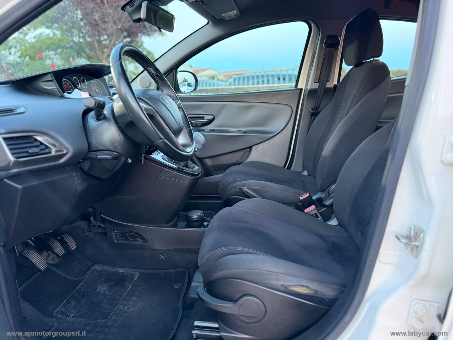 Ypsilon 0.9 T.Air 85CV 5p. Met.Ec. Gold - immagine 15