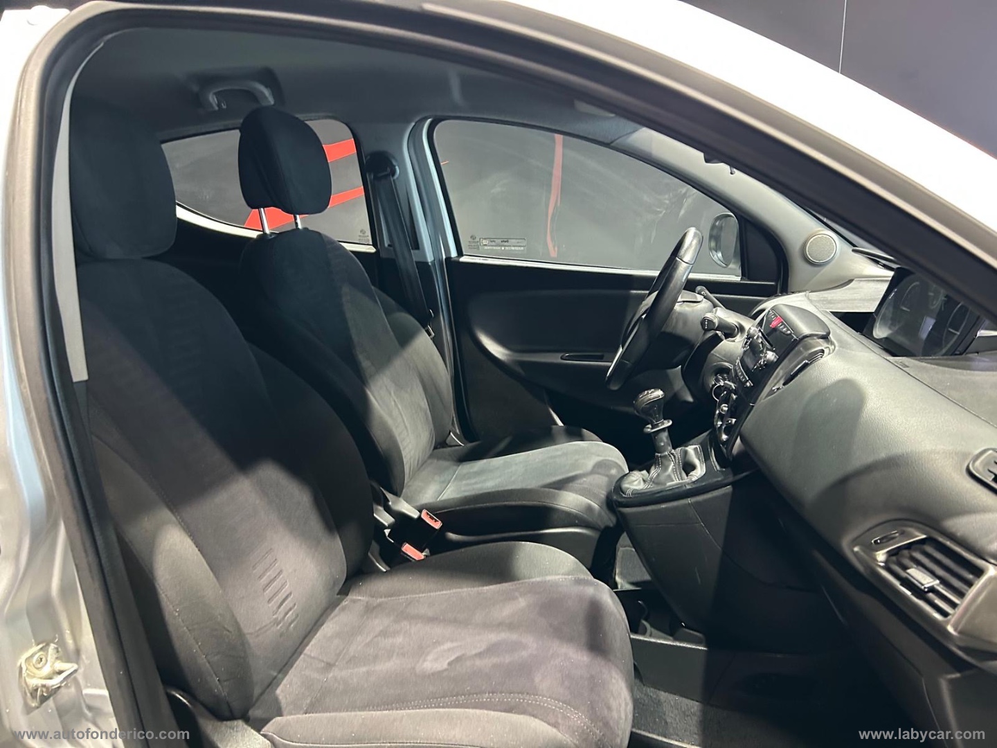 Ypsilon 0.9 T.Air 85CV METANO 5p. Gold - immagine 15