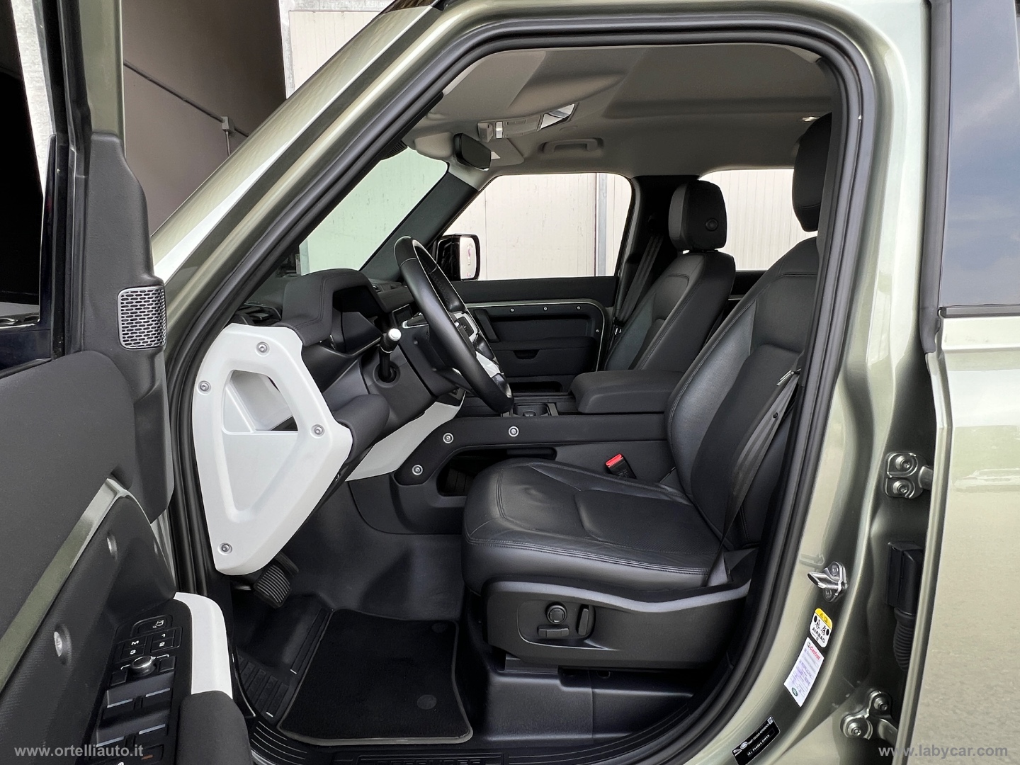 Defender 110 3.0D I6 250 CV AWD Auto SE - immagine 16